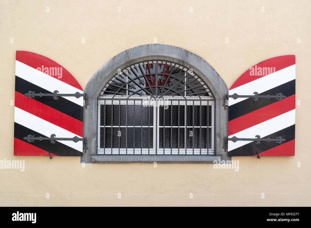 Fensterläden, ein Fenster mit einem refelction der Schweizer Flagge in den  Reisen Stadt Chur Stockfotografie - Alamy