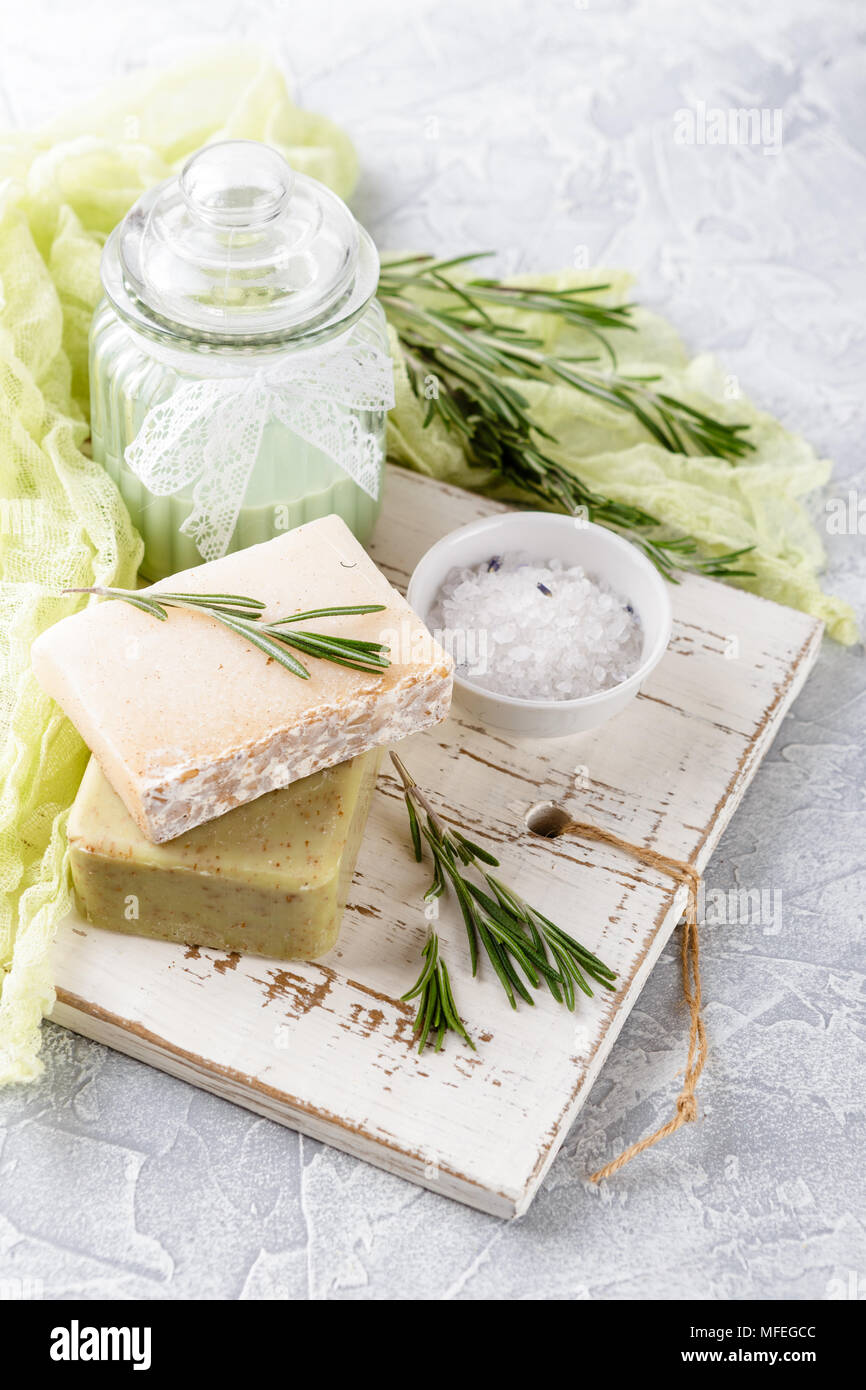 Natürliche handgemachte Seifen, Meersalz, wesentliche und Massage Öl und Rosmarin Zweige. Gesunde Hautpflege. SPA-Konzept. Stockfoto