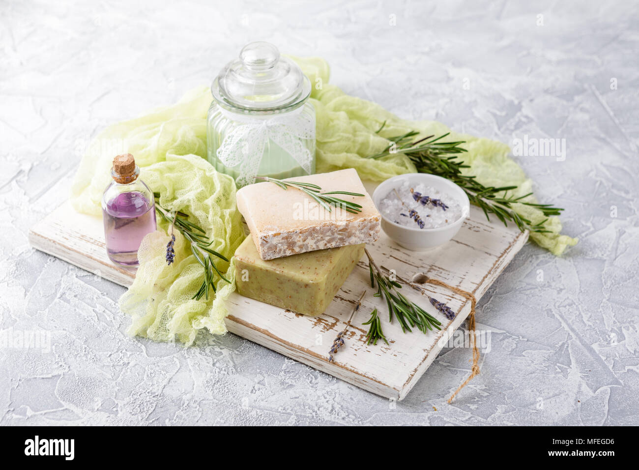 Natürliche handgemachte Seifen, Meersalz, wesentliche und Massage Öl und Rosmarin Zweige. Gesunde Hautpflege. SPA-Konzept. Stockfoto
