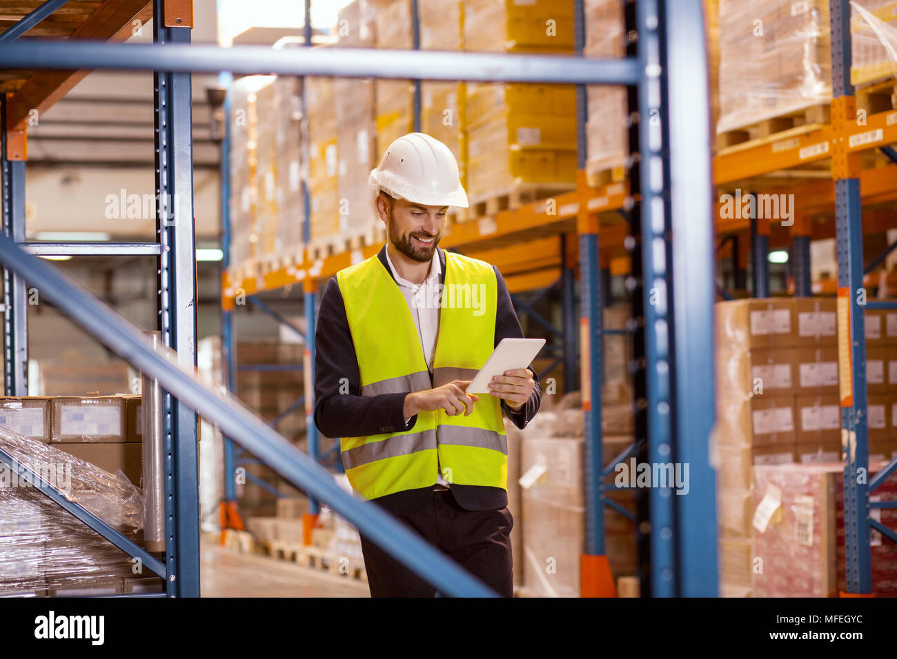 Smart positiver Mann mit einem Tablet Stockfoto