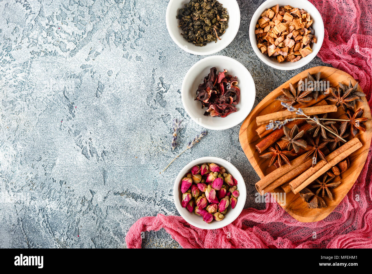Sammlung von trockenen Tee, rosenknospen Tee, Früchte Tee, Zimt, Anis n Schalen Stockfoto
