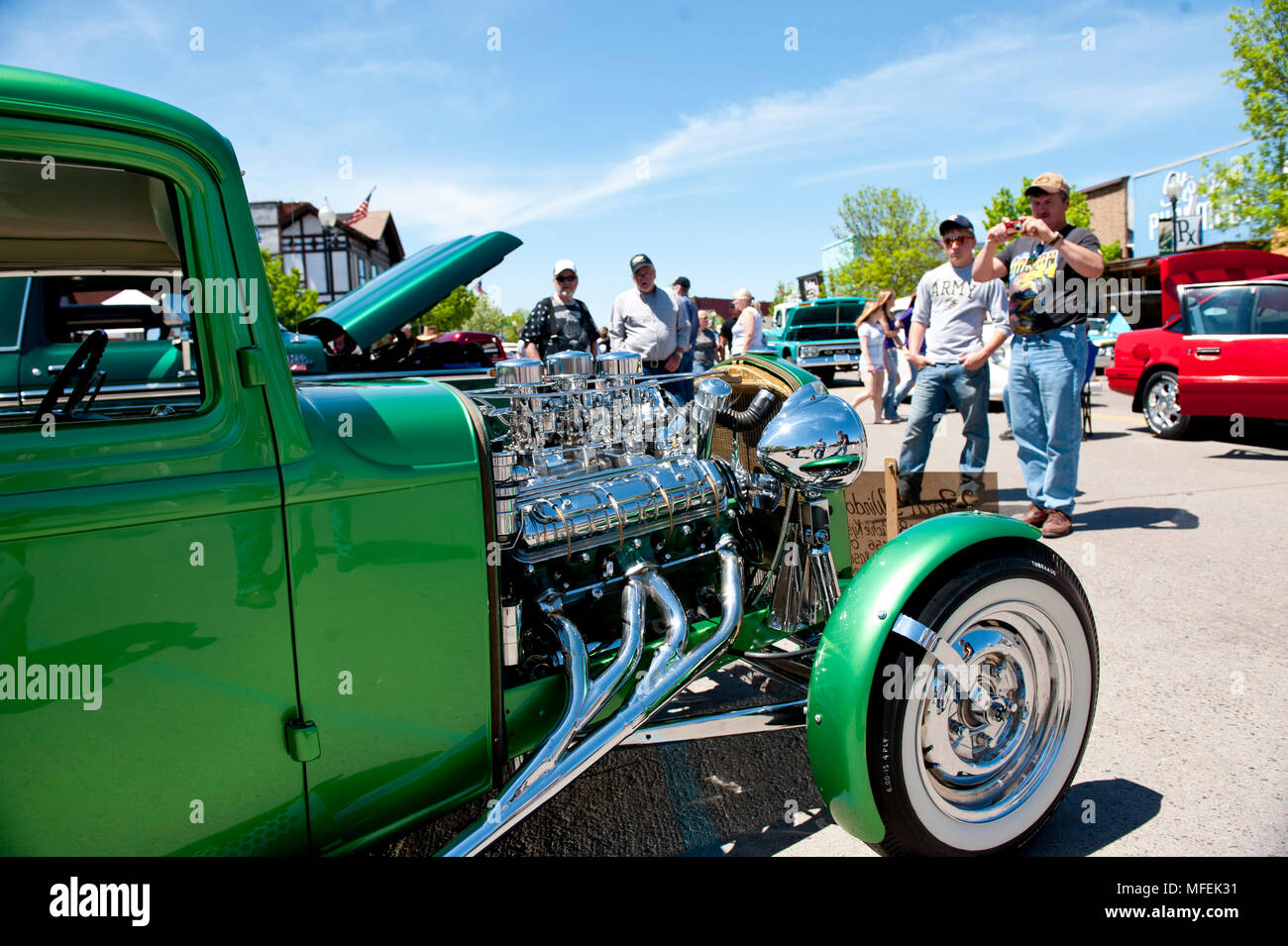 Hot Rods und klassischen Autos und Lastwagen sind auf dem Display an einem Auto zeigen. Stockfoto