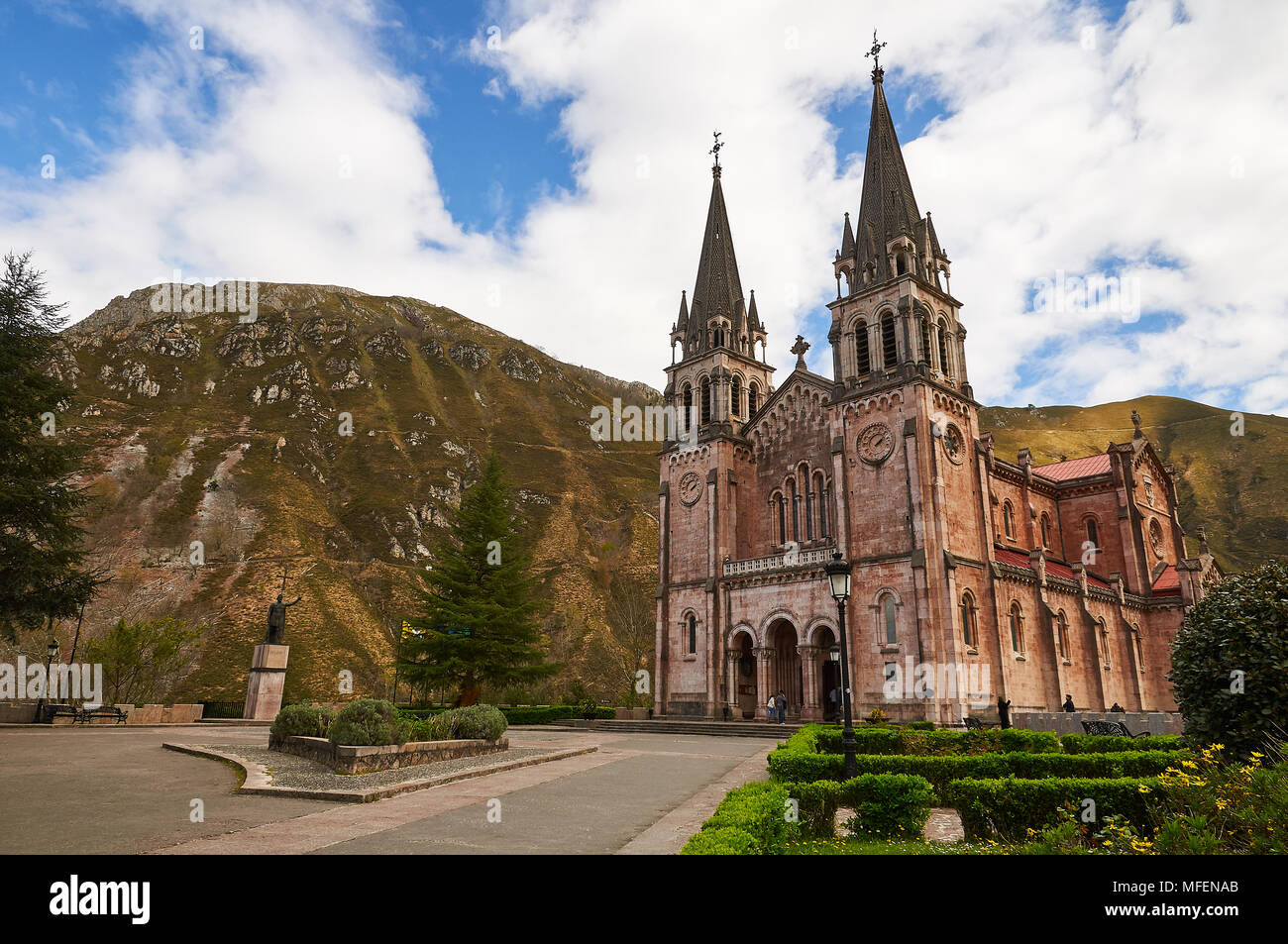 Malerische Aussicht der Basílica de Santa María la Real de Covadonga in Cangas de Onís (Picos de Europa Nationalpark, Asturien, Spanien) Stockfoto