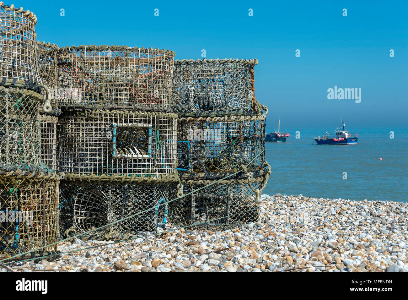 Hummer & Krebse Töpfe auf einem Kiesstrand in Selsy, Sussex, UK Stockfoto