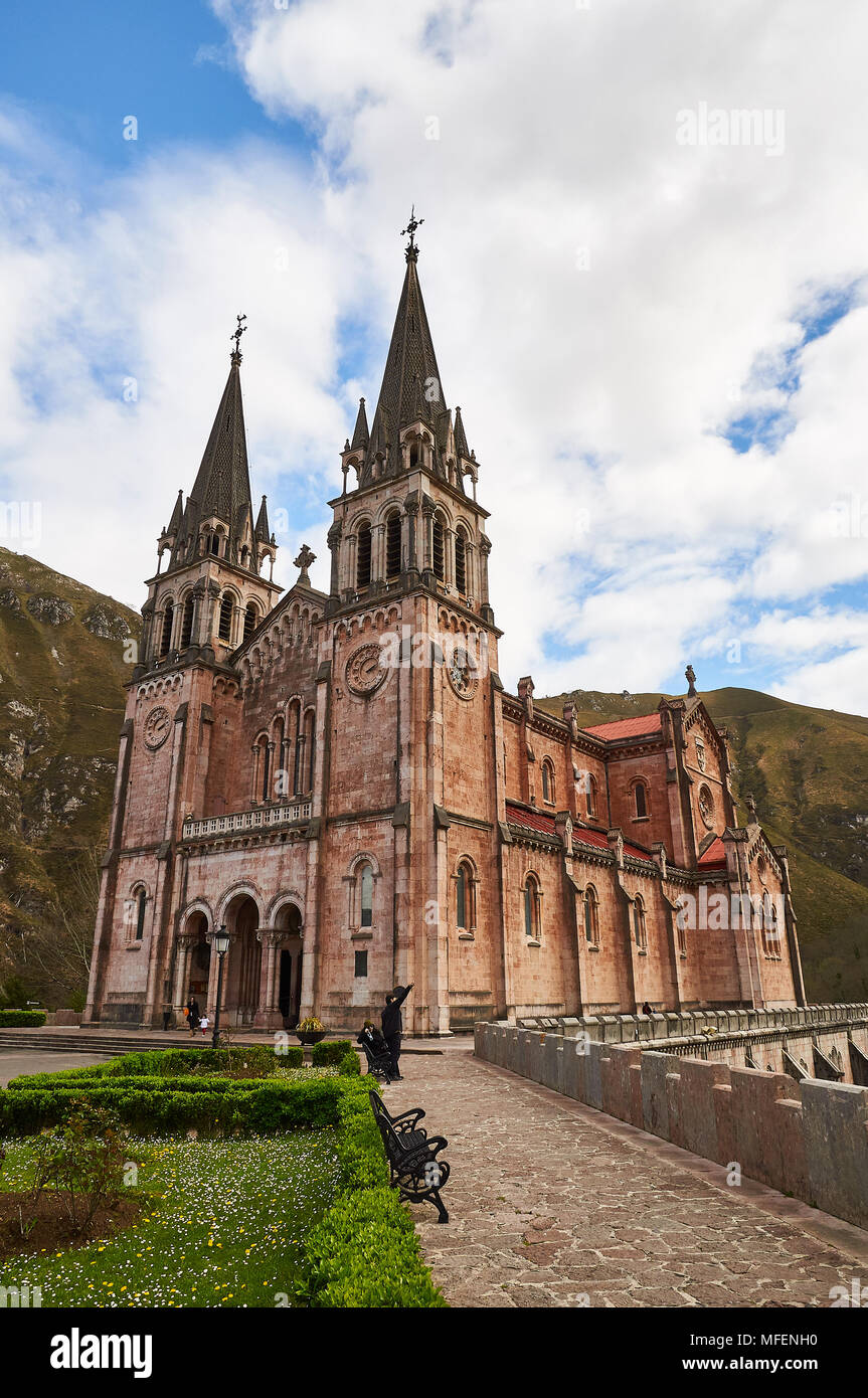 Malerische Aussicht der Basílica de Santa María la Real de Covadonga in Cangas de Onís (Picos de Europa Nationalpark, Asturien, Spanien) Stockfoto