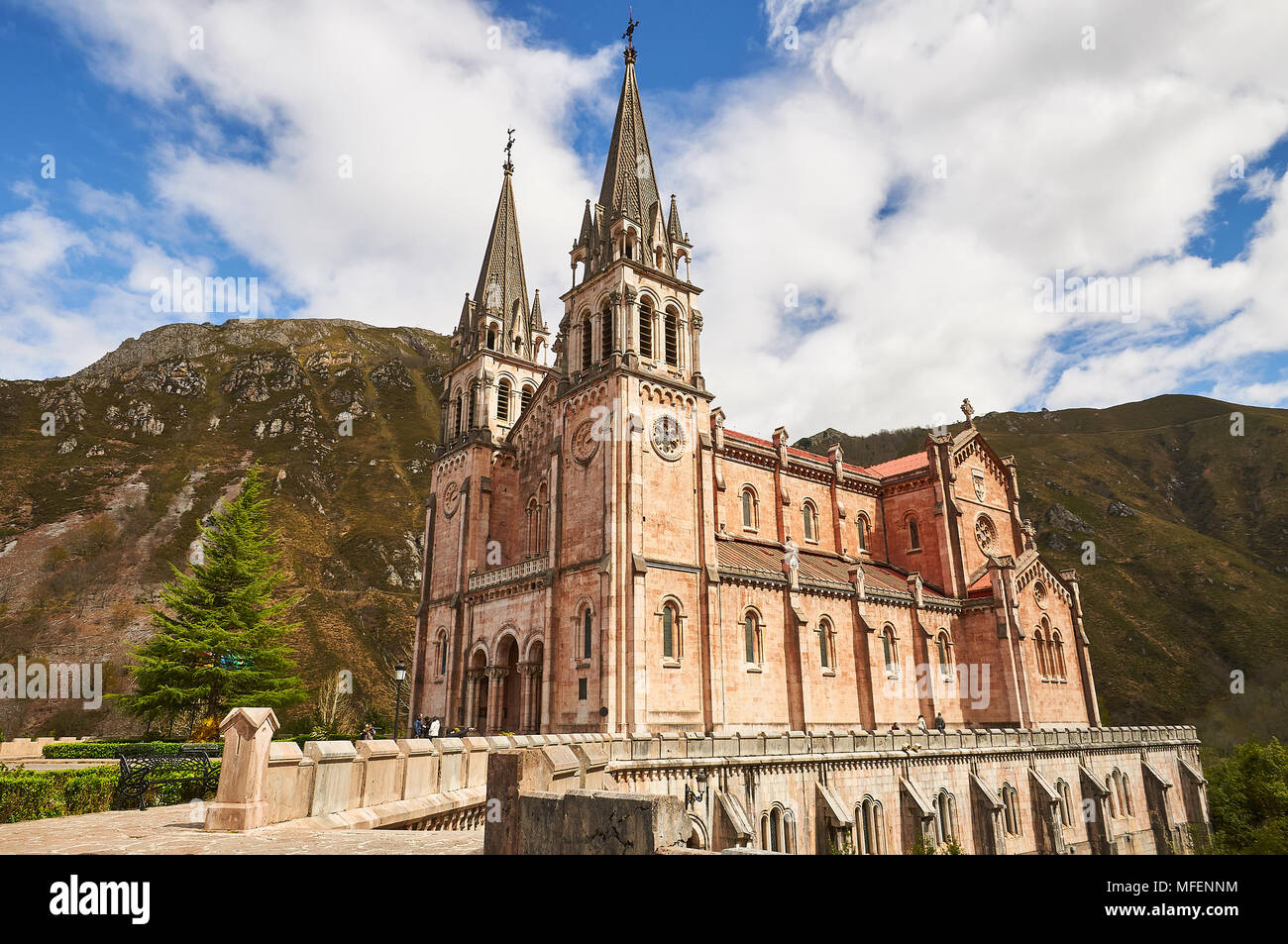 Malerische Aussicht der Basílica de Santa María la Real de Covadonga in Cangas de Onís (Picos de Europa Nationalpark, Asturien, Spanien) Stockfoto