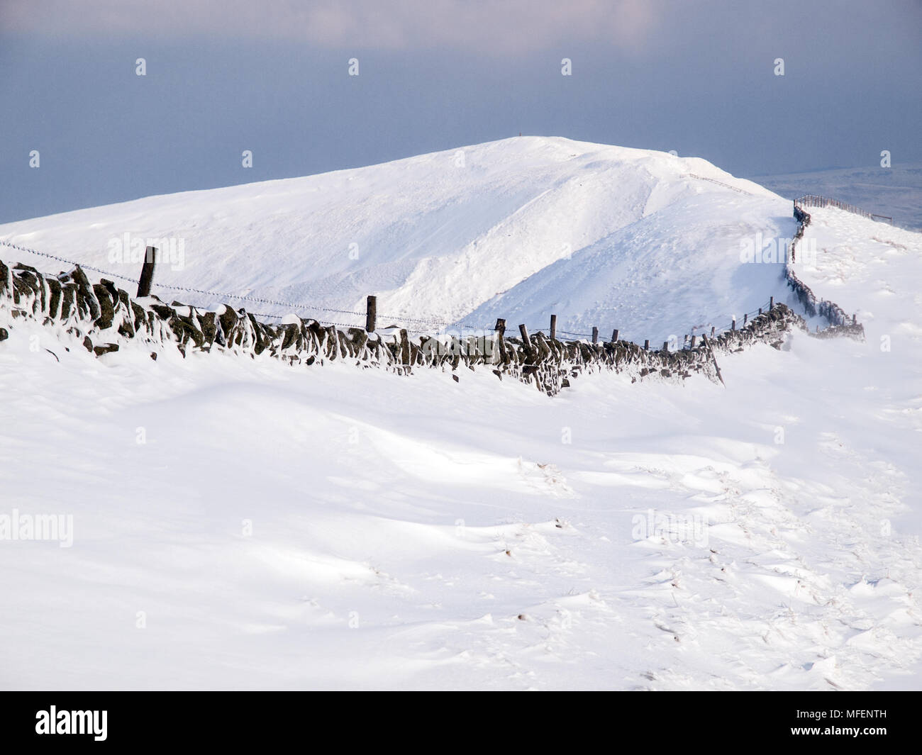 Rushup Edge und Mam Tor im Winter, Peak District National Park Stockfoto