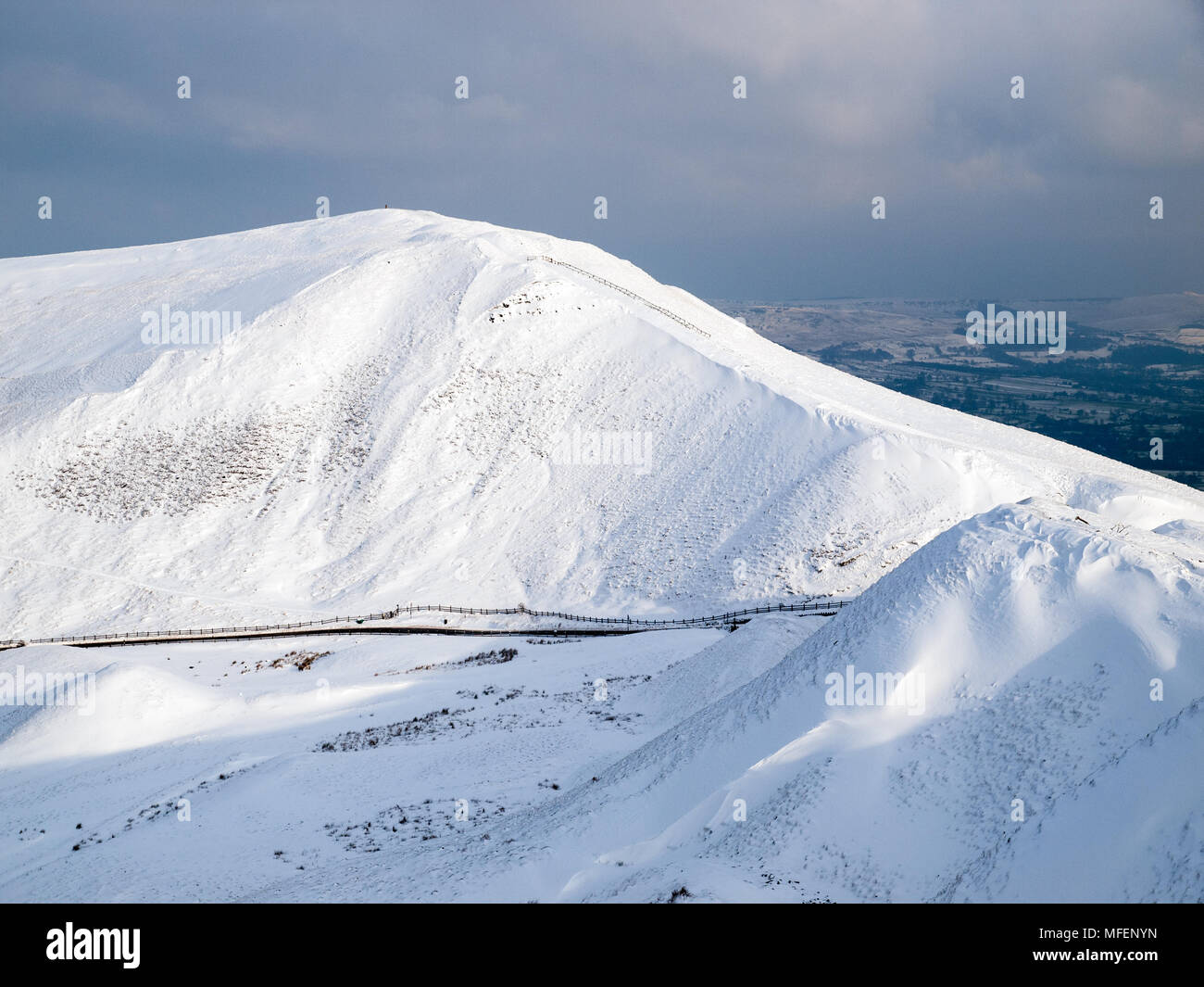 Schnee bedeckt Mam Tor von Rushup Edge, Peak District National Park gesehen Stockfoto