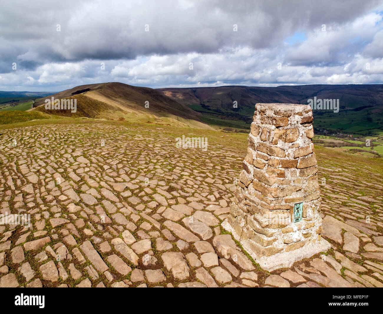 Trig point auf Mam Tor Gipfel mit Rushup Edge Abstand, Peak District National Park Stockfoto