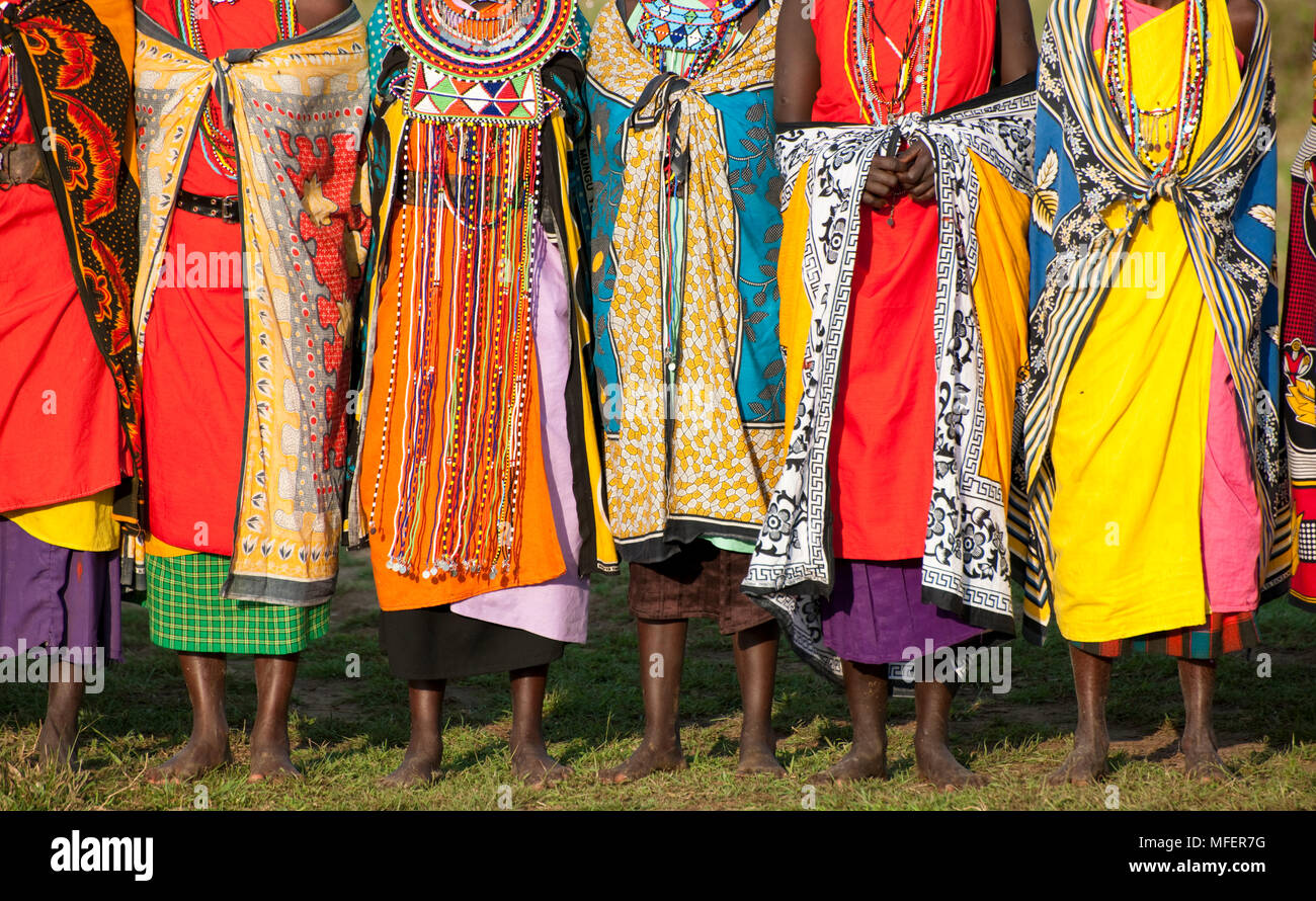 Masai Frauen tanzen und singen ein Lied, Kenia. Stockfoto