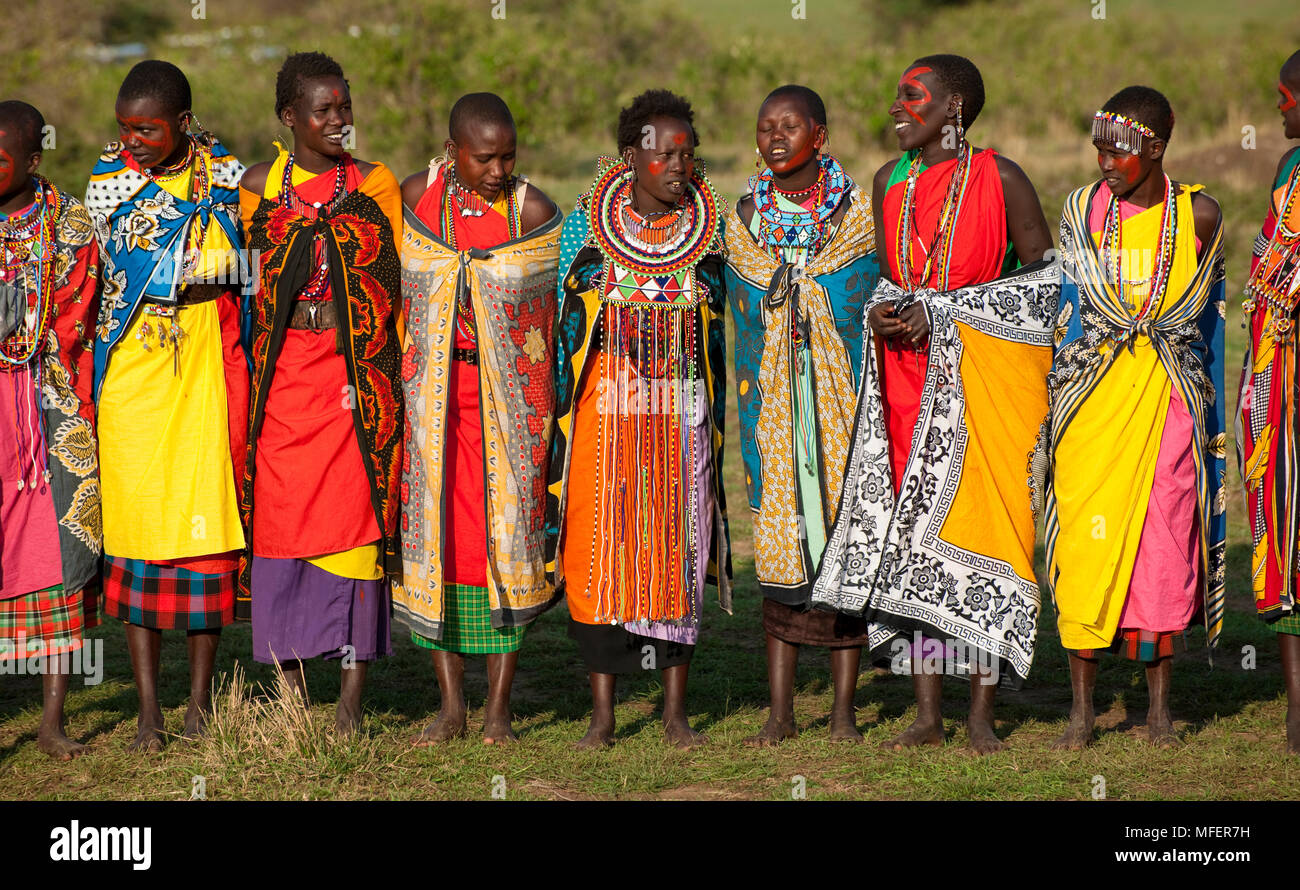 Masai Frauen tanzen und singen ein Lied, Kenia. Stockfoto
