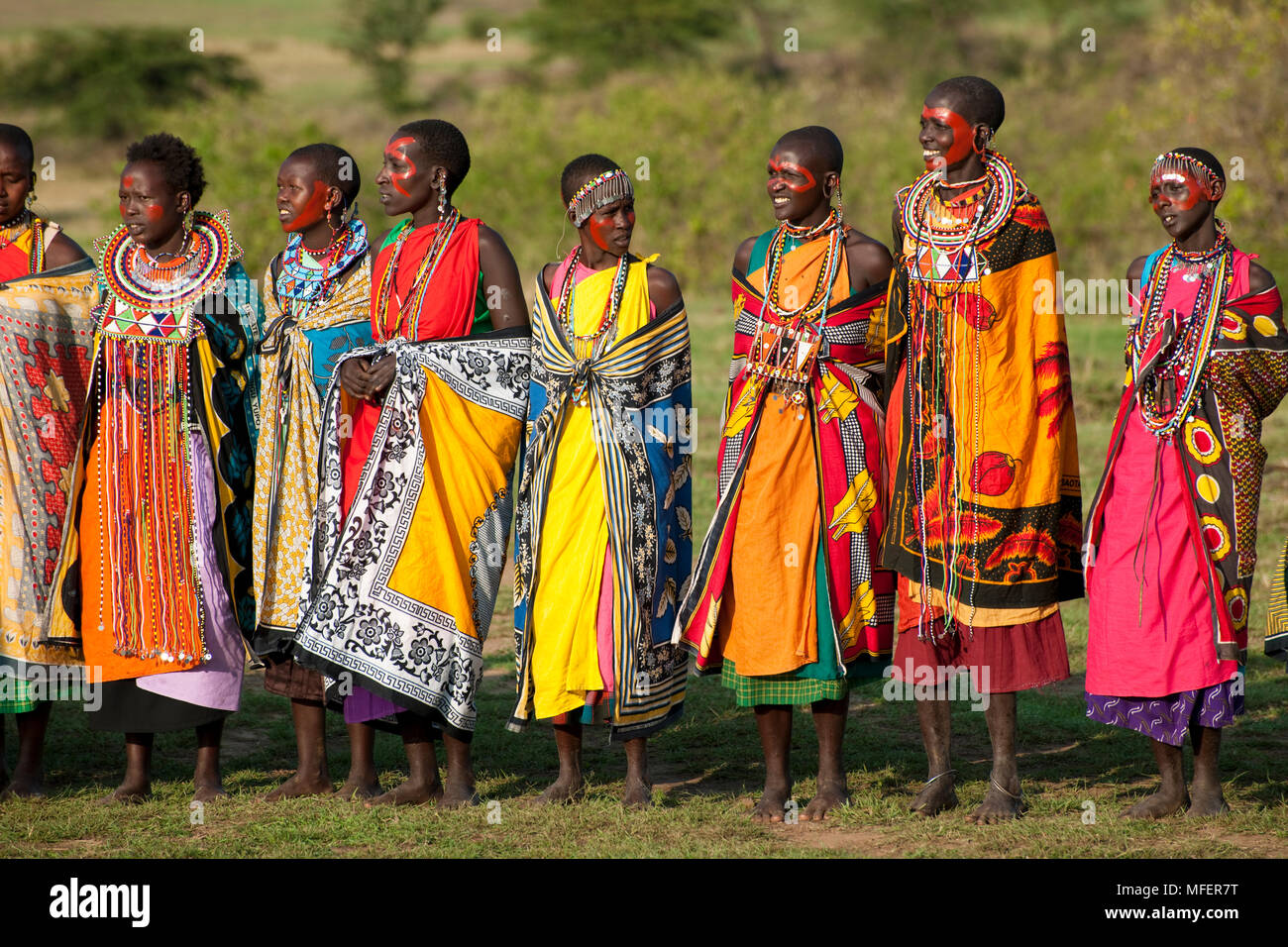 Masai Frauen tanzen und singen ein Lied, Kenia. Stockfoto