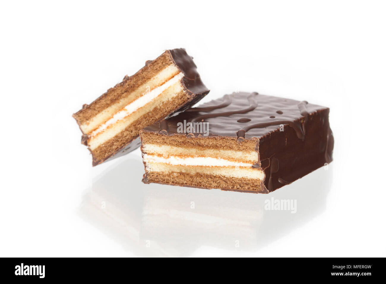 In Scheiben geschnittene Schokolade Kuchen auf weißem Hintergrund mit Nachhall isoliert Stockfoto