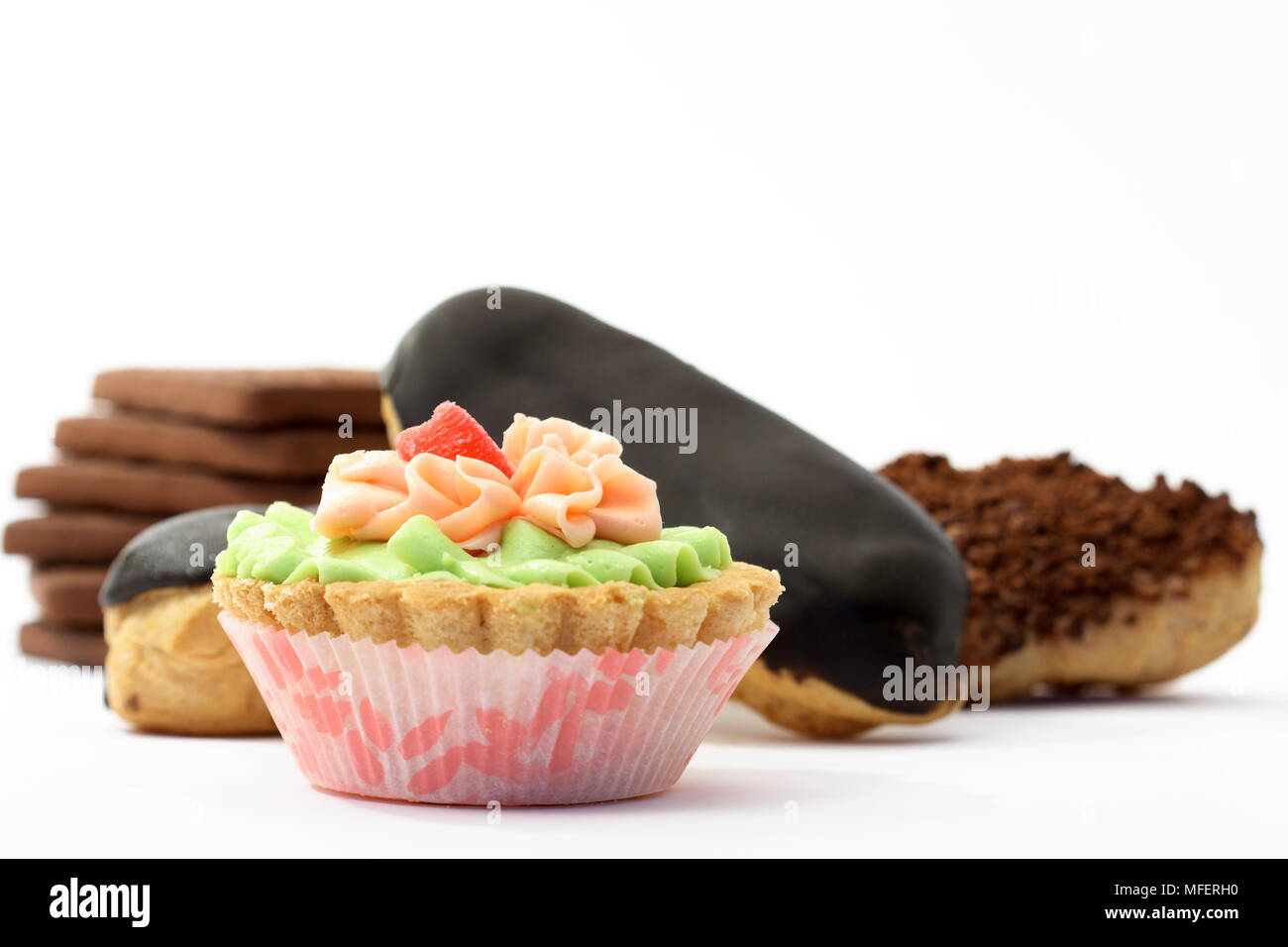 Verschiedene Schwamm Kuchen und Plätzchen auf weißem Hintergrund Stockfoto