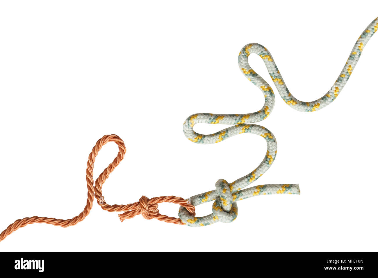 Zwei Seile mit Knoten auf weißem Hintergrund mit Freistellungspfad isoliert Stockfoto