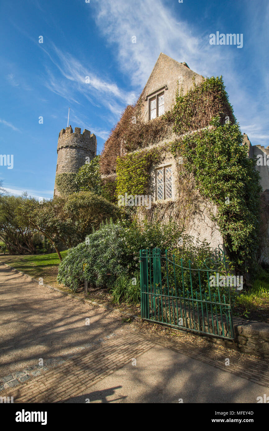 Alte Malahide Castle Seitenansicht, Weitwinkel, Dublin, Irland, Europa Stockfoto