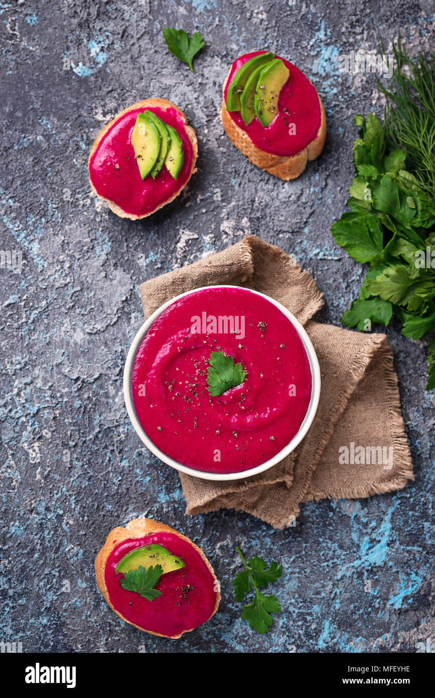 Rote Beete Hummus. Gesunde vegane Vorspeise Stockfoto