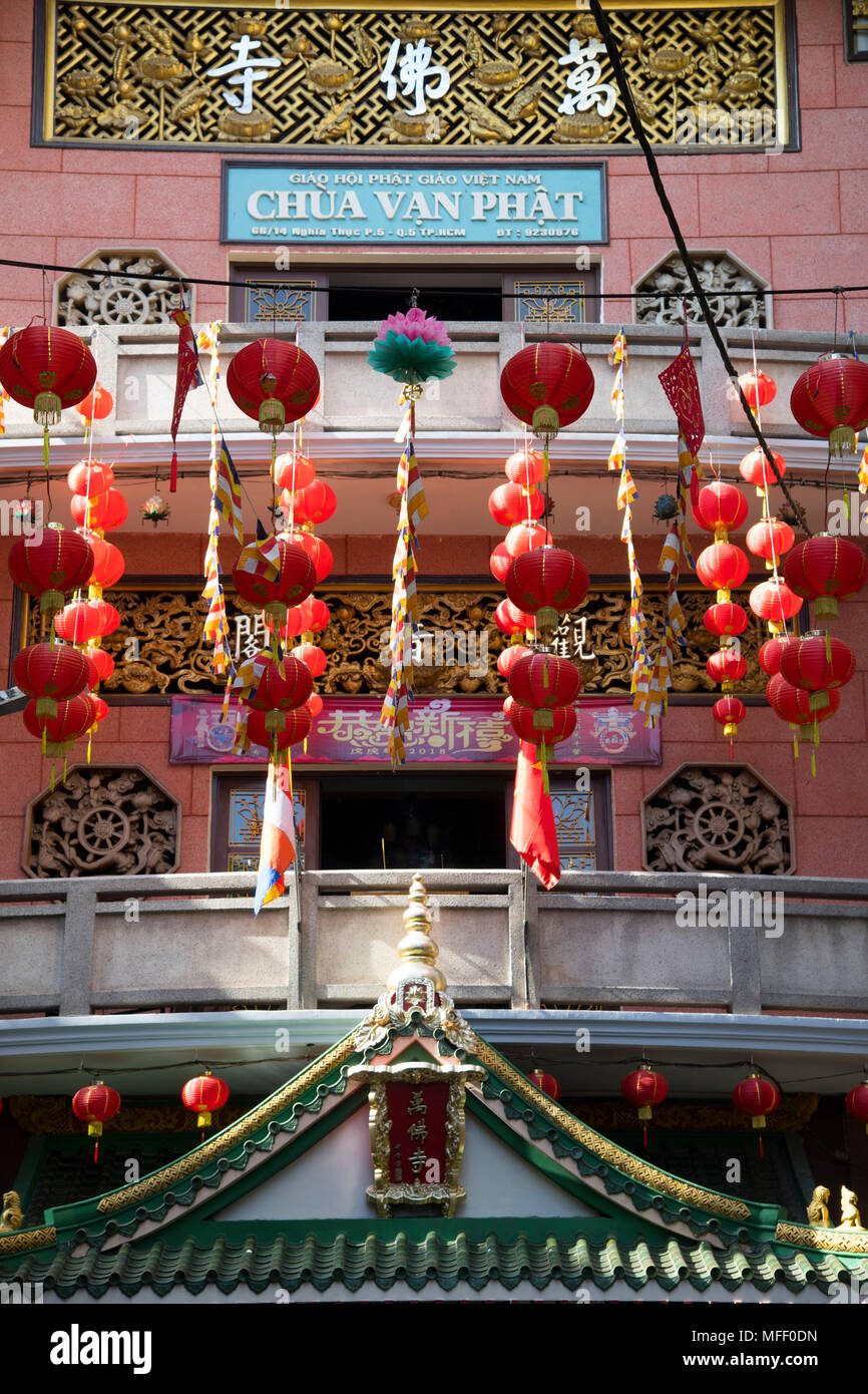 Tet holiday Laternen außerhalb der Chua Van Phat Pagode genannt auch die Zehn Tausend Buddhas Pagode in Ho Chi Minh City, Vietnam, Südostasien Stockfoto