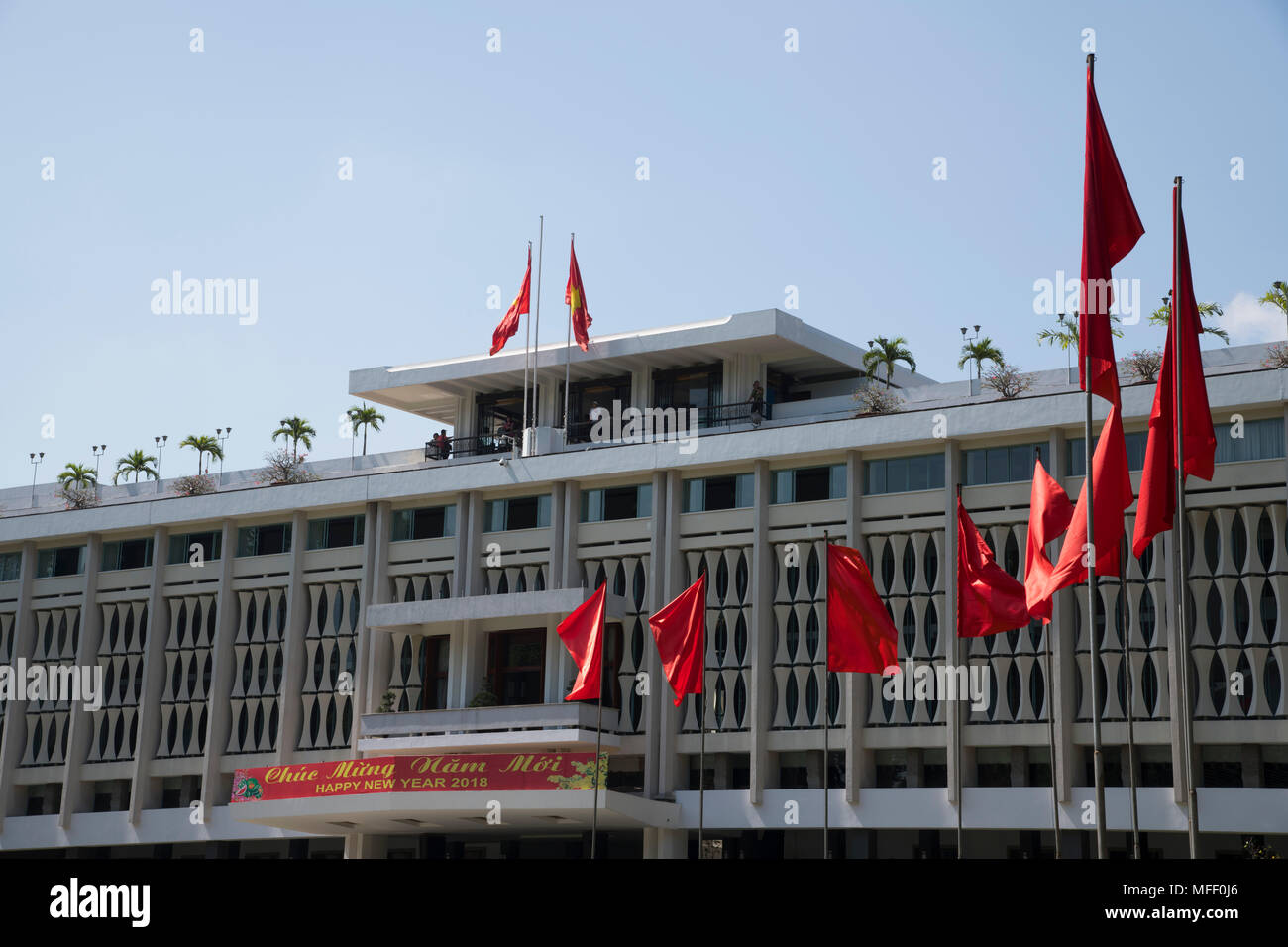 Flaggen vor dem Palast der Wiedervereinigung in Ho Chi Minh City, Vietnam, Südostasien Stockfoto