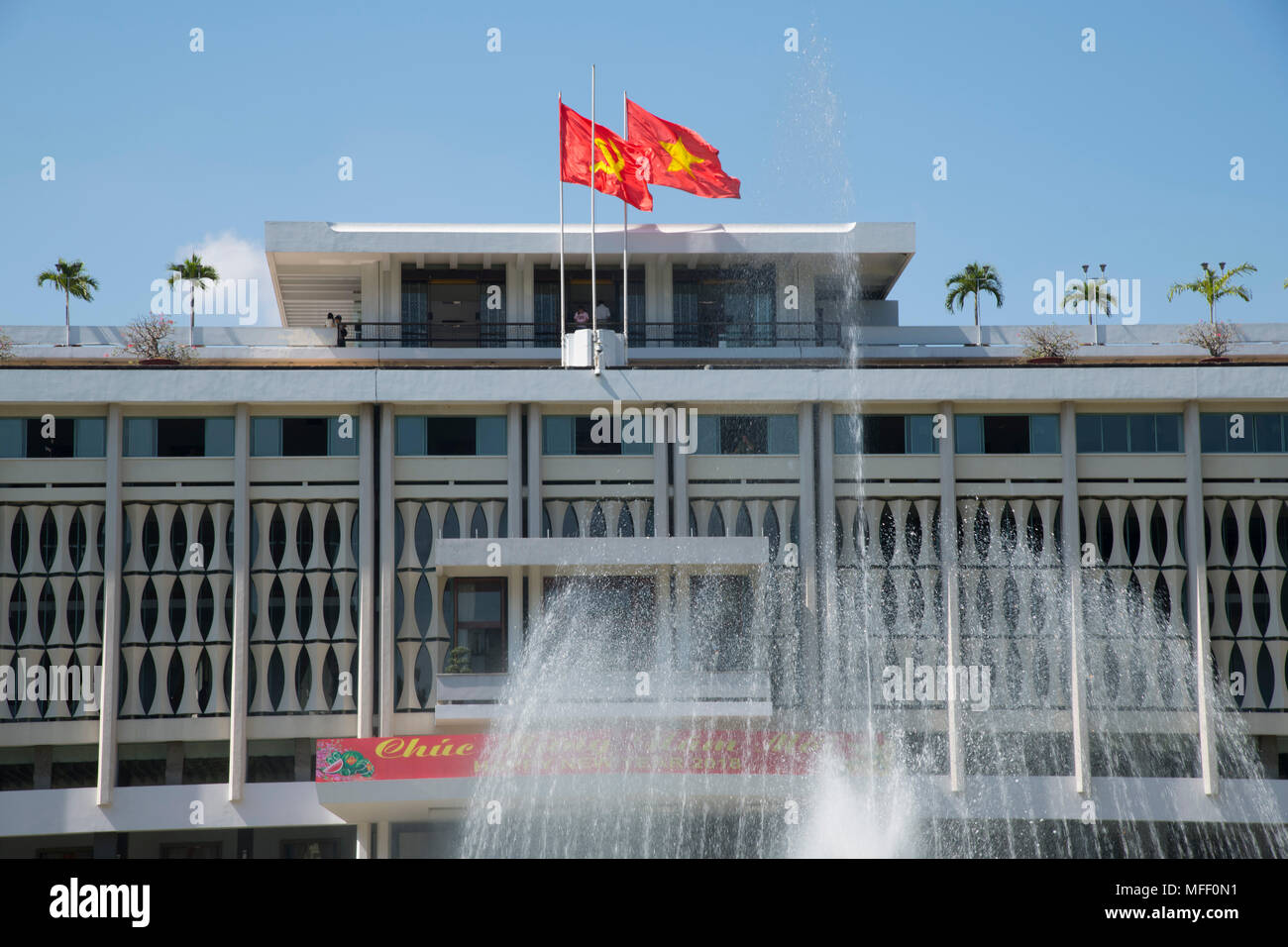 Fahnen und einem Brunnen vor dem Palast der Wiedervereinigung in Ho Chi Minh City, Vietnam, Südostasien Stockfoto
