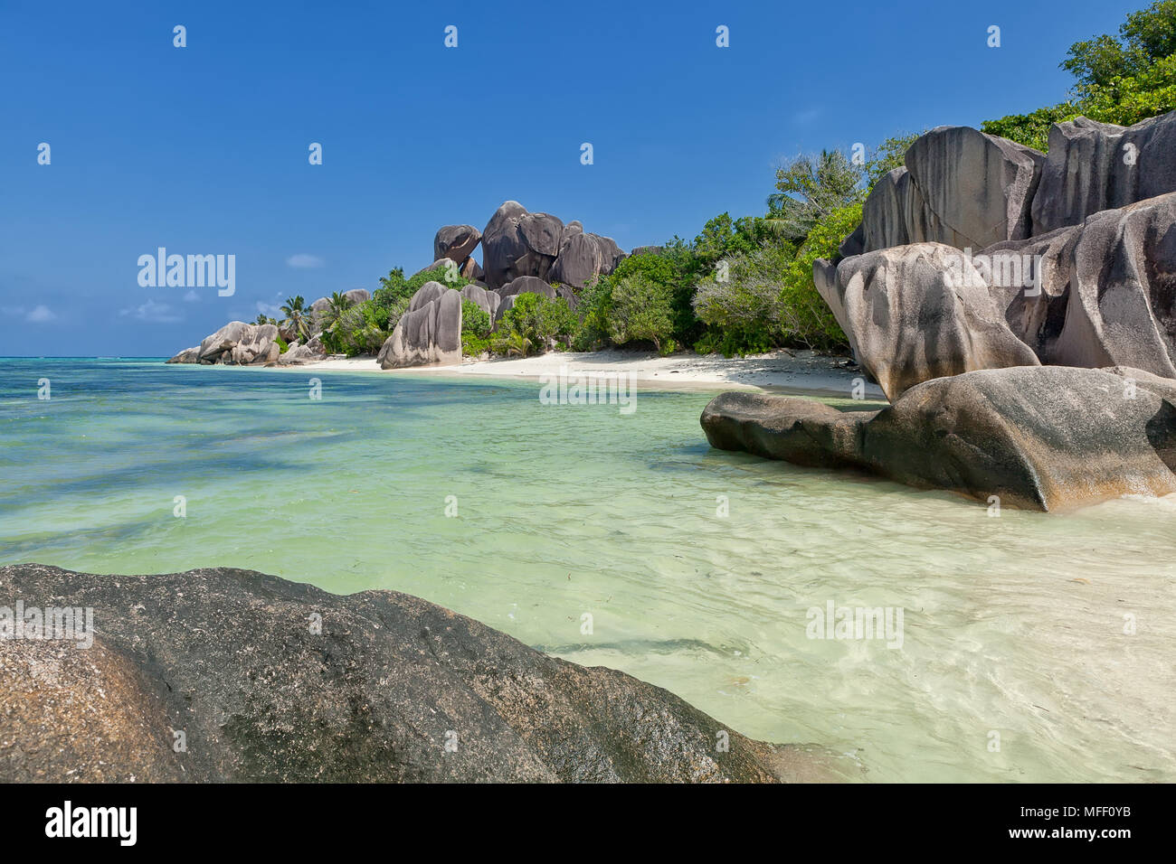 Anse Source D'Argent mit Granitfelsen am wunderschönen Strand auf der tropischen Insel La Digue, Seychellen Stockfoto