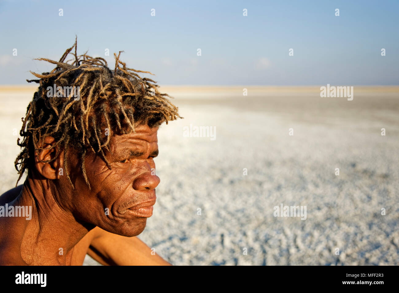 Buschmann und gewaltigen Makgadikgadi Pan im Hintergrund. Botswana Datum: 18.12.2008 Ref: ZB538 126466 0024 obligatorischen CREDIT: NHPA/Photoshot Stockfoto