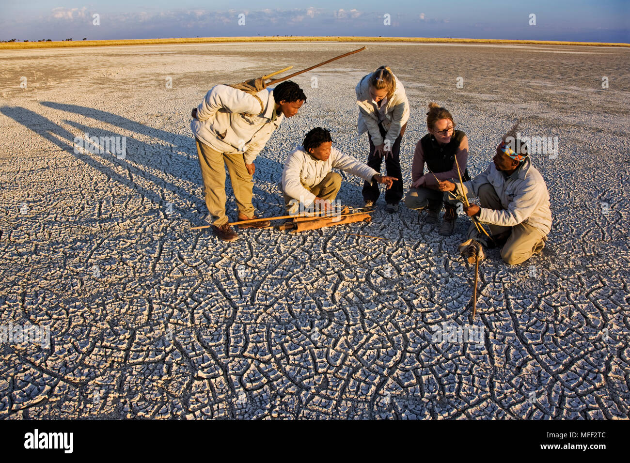 Buschmänner Führungen an den Makgadikgadi Pans in Botswana Interaktion mit Touristen. Modelle freigegeben. Datum: 18.12.2008 Ref: ZB538 126466 0043 OBLIGATORISCH Stockfoto