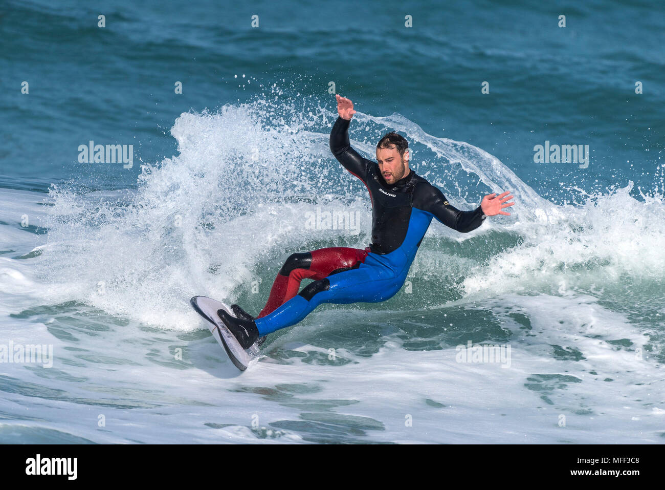 Ein Surfer auf den Fistral Beach in Newquay in Cornwall. Stockfoto