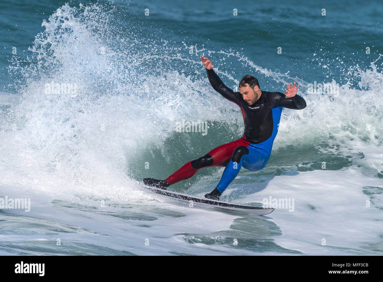 UK Surfer auf den Fistral Beach in Newquay in Cornwall. Stockfoto