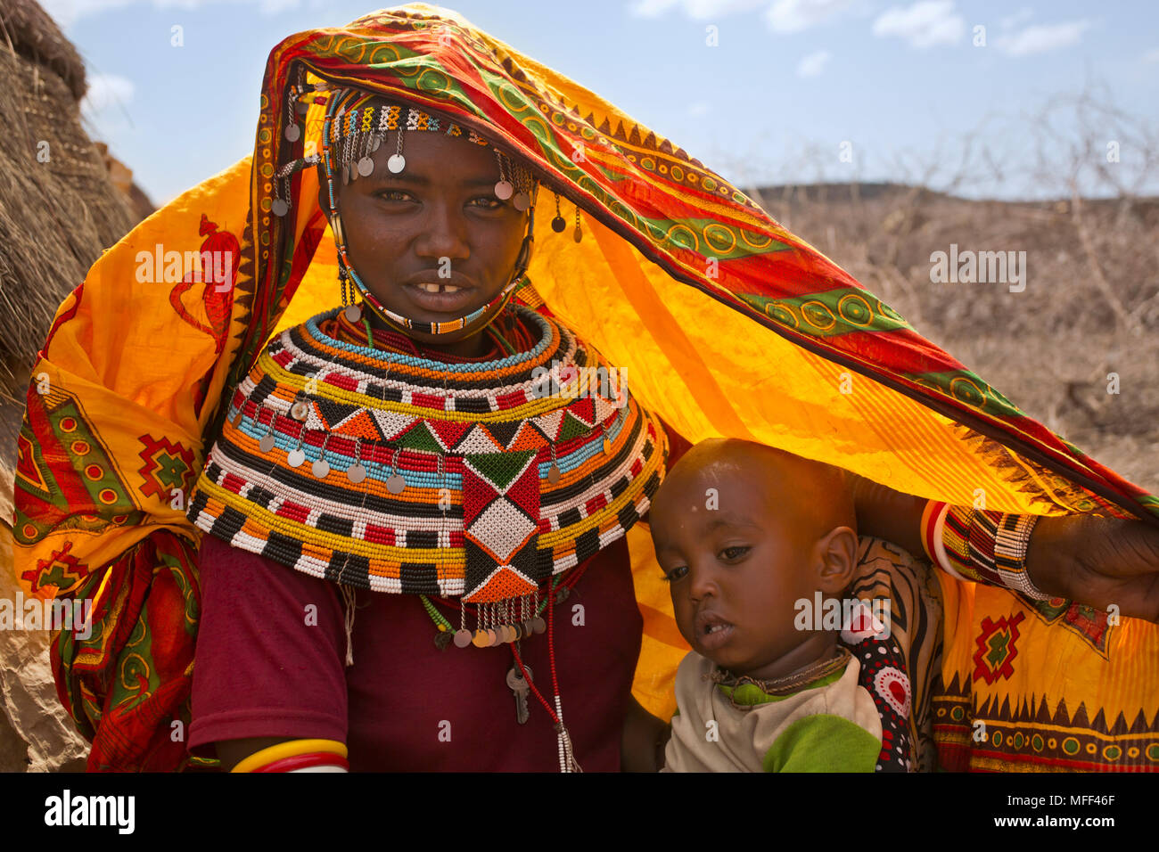 Rendille Mädchen in traditioneller Kleidung. Rendille Leute sind ein Stamm, bewohnen Norden Kenias. Sie sind Nomaden, die Kamele, Schafe, Ziegen und Rinder. Stockfoto