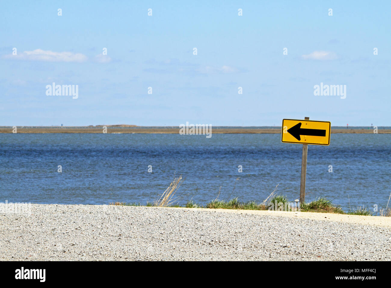 Links abbiegen und Schild an den Rand des Wassers, Edwin B Forsythe National Wildlife Refuge, New Jersey, USA Stockfoto