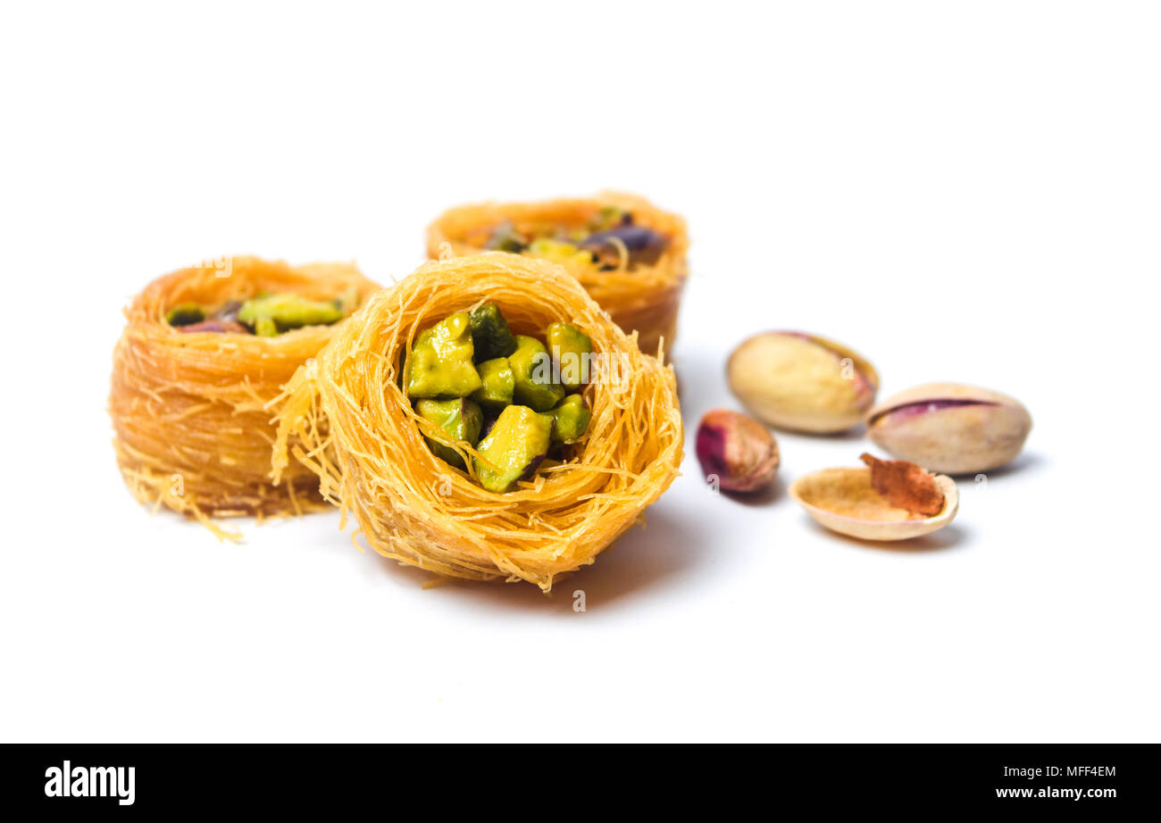 Im Nahen und Mittleren Osten Dessert mit Pistazien namens mabroume oder Birma isoliert Stockfoto