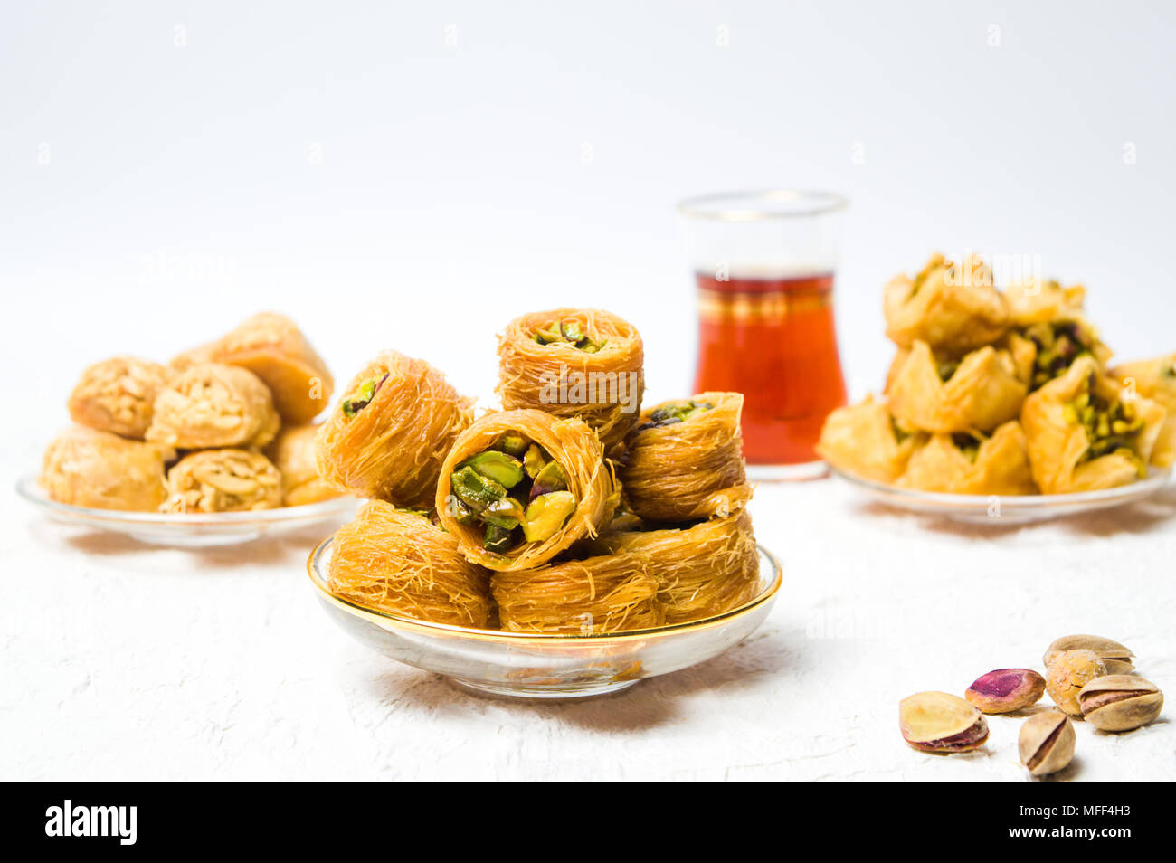 Verschiedene arabische Desserts mit Pistazien auf Platten Stockfoto