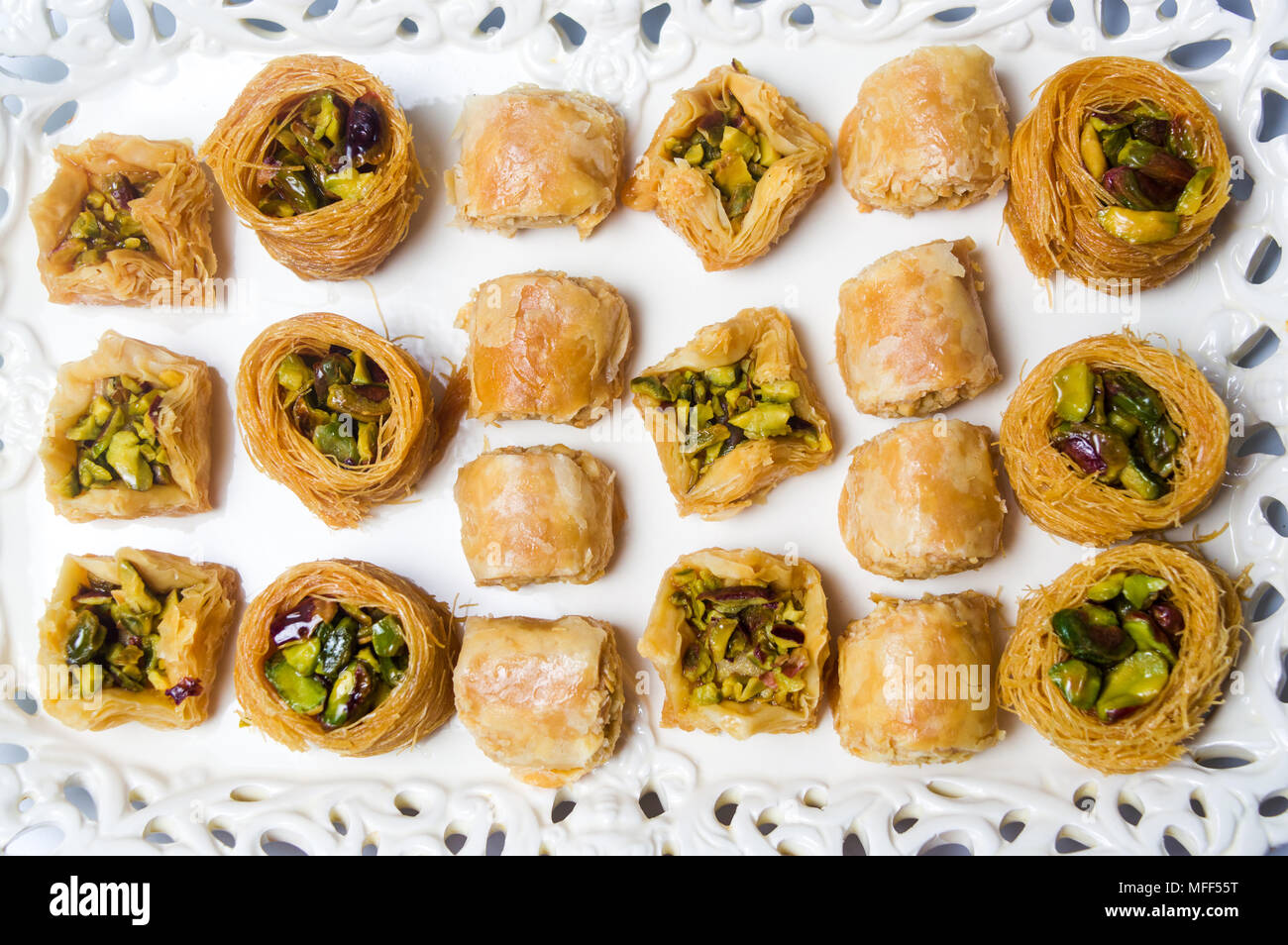 Im Nahen und Mittleren Osten desserts Sammlung auf eine Platte, Ansicht von oben Stockfoto