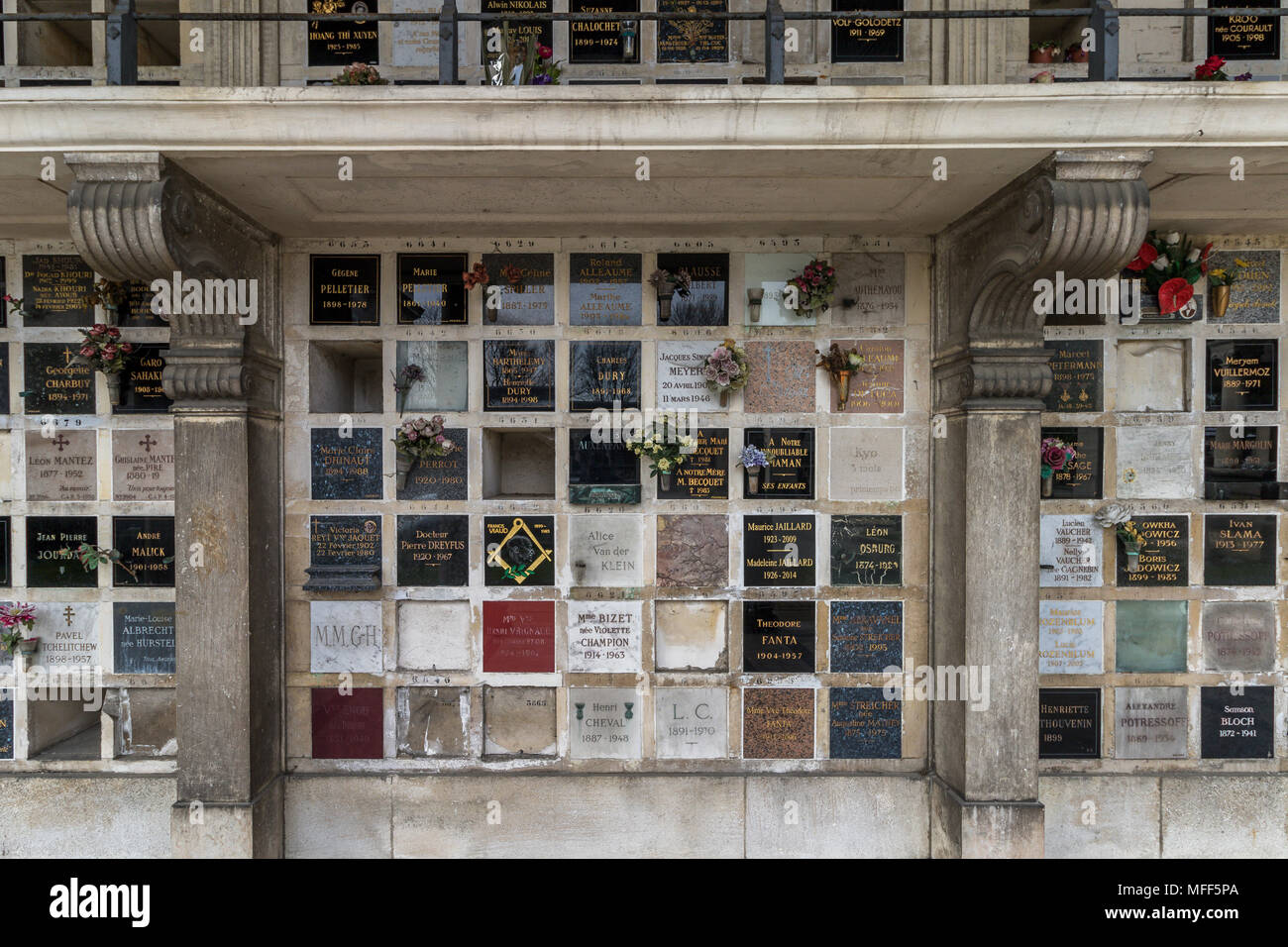 Plaketten, die an der Wand des Krematoriums/Columbarium in Pere Lachaise in Paris, Frankreich Stockfoto