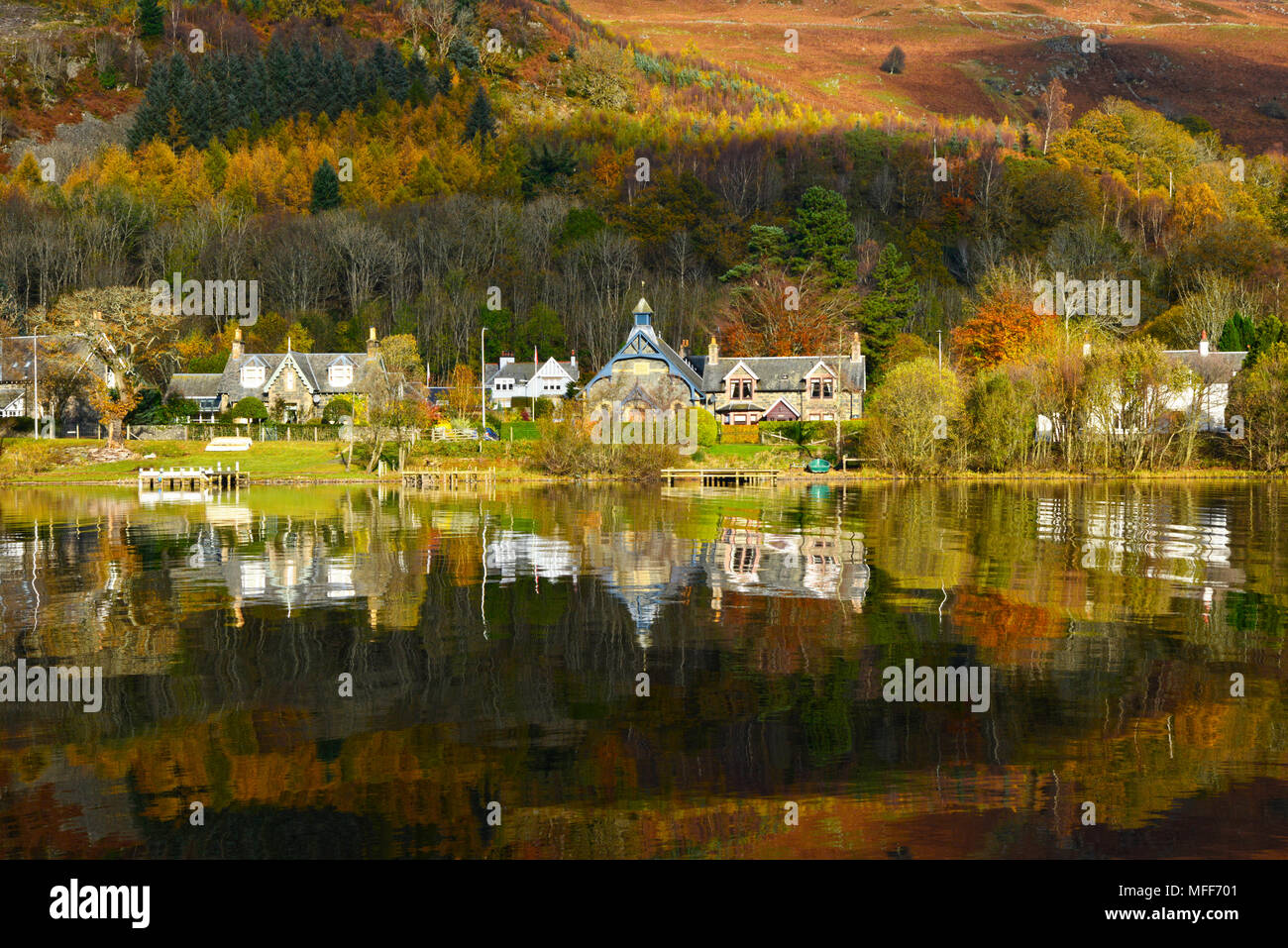 Blick über Loch Earn in St Fillans Dorf, Schottland Großbritannien Herbst Farben und Reflexionen clear blue sky sonnigen Tag Oktober 2017 Stockfoto