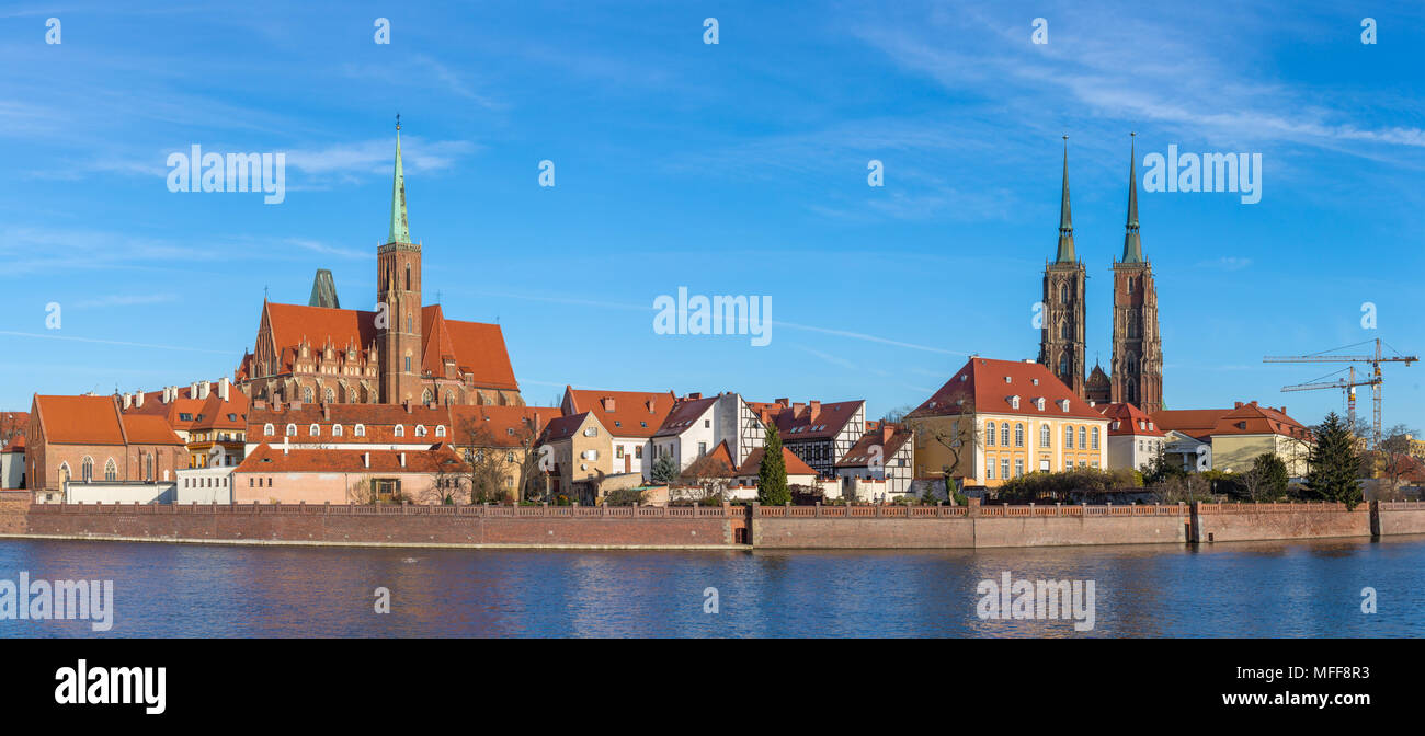 Blick auf Tumski Insel und die Kathedrale des Hl. Johannes des Täufers mit Brücke über Fluss Odra in Wroclaw, Polen Stockfoto Blick auf Tumski Insel und die Kathedrale des Hl. Johannes des Täufers mit Brücke über Fluss Odra in Wroclaw, Polen Stockfoto