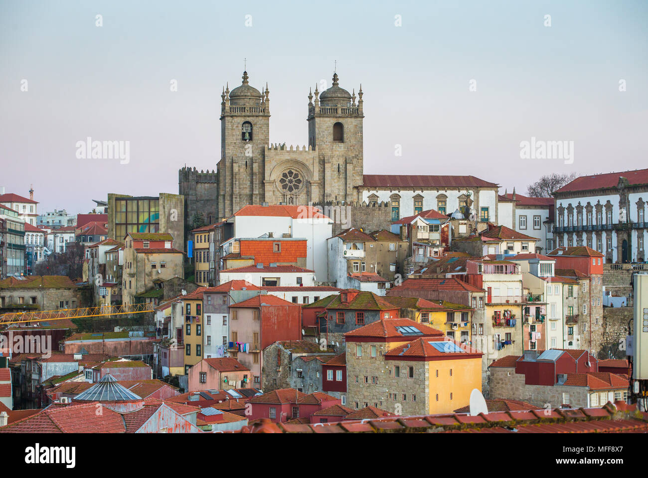 Sonnenuntergang von Ribeira die Altstadt mit der Kathedrale von Porto, Portugal. Stockfoto