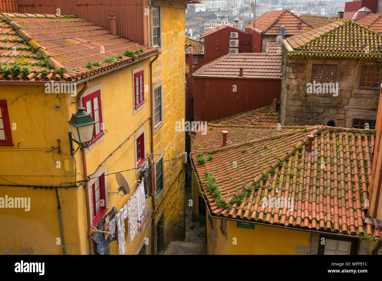 Alte fisherman Häuser im Stadtteil Ribeira in Porto, Portugal Stockfoto