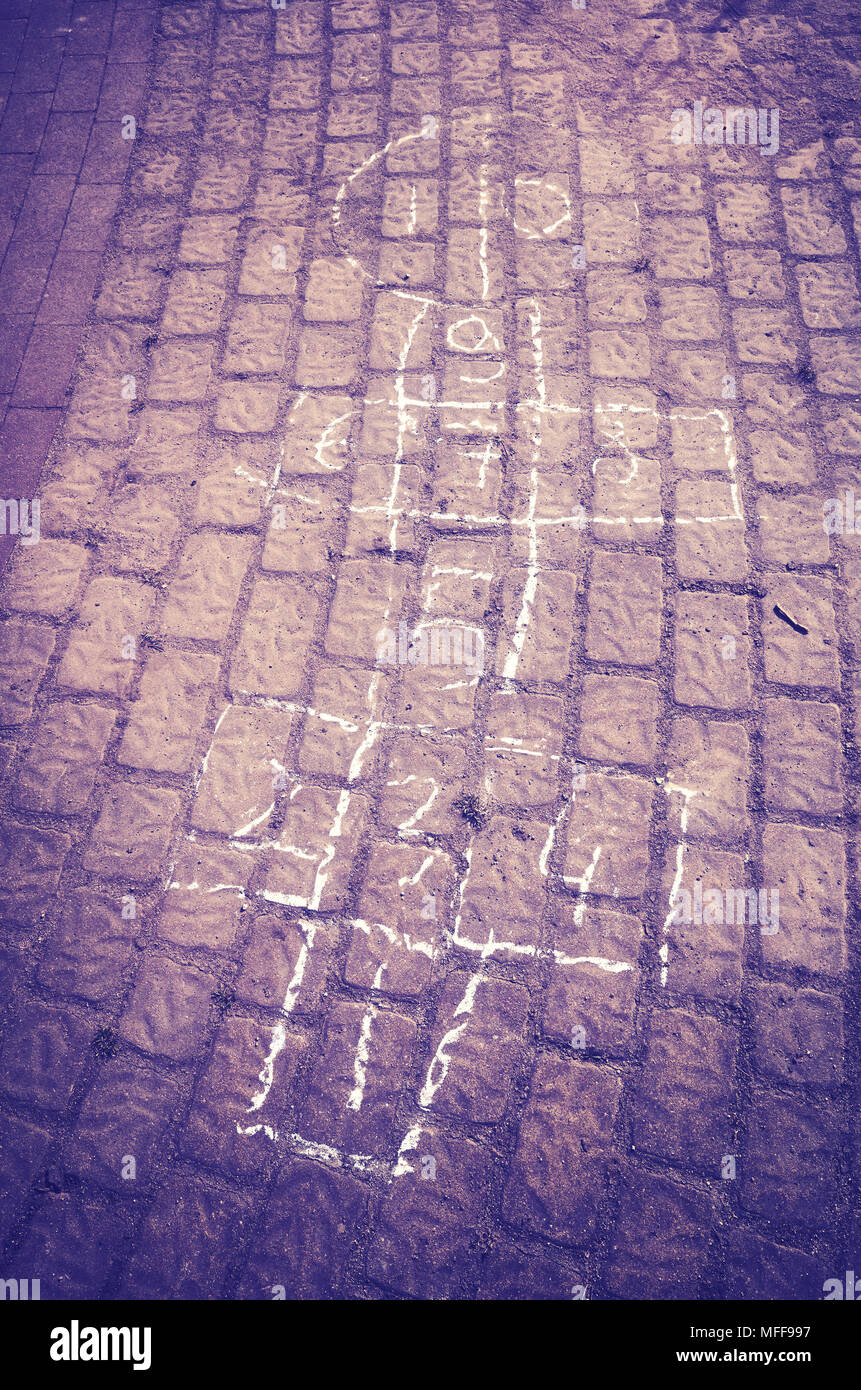 Vintage getonten Bild eines hopse Spiel mit weißer Kreide auf einem Gehsteig gezeichnet. Stockfoto