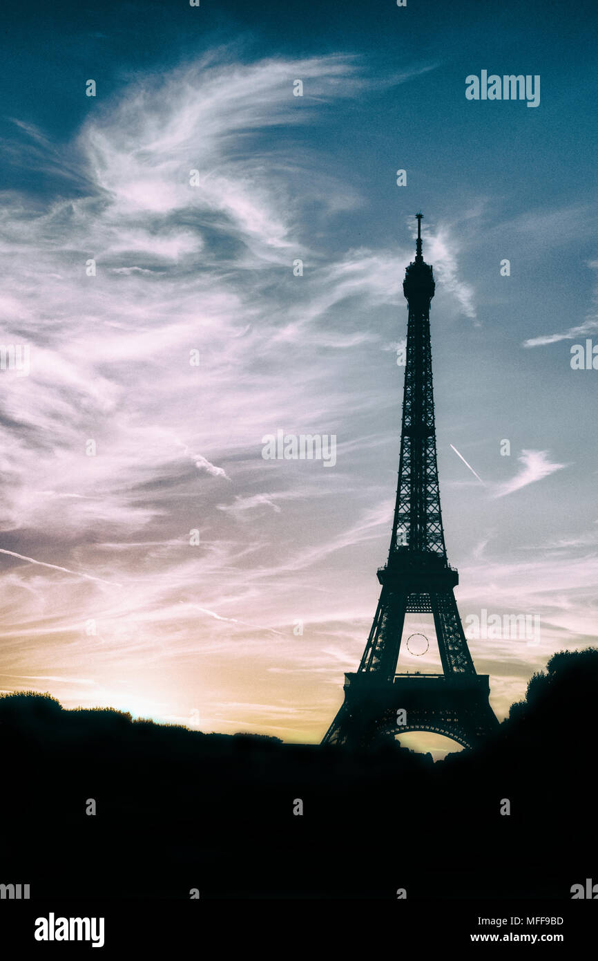 Sonnenuntergang auf dem Eiffelturm, Tag der Bastille, Paris (Frankreich) Stockfoto