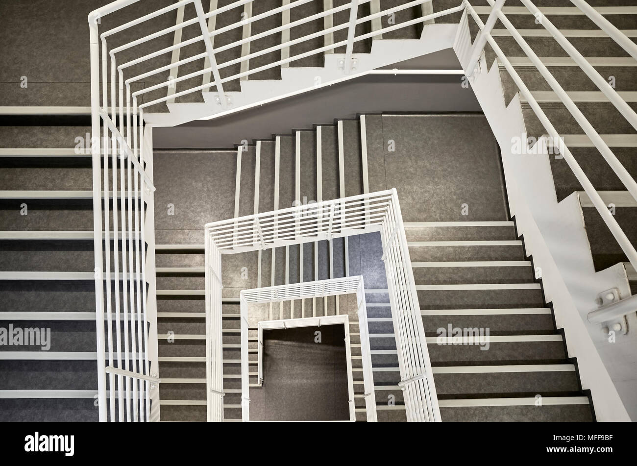 Den Blick auf eine moderne Treppe mit weißen Wand wie in einem Büro, Krankenhaus oder eine Wohnung zu finden. Stockfoto