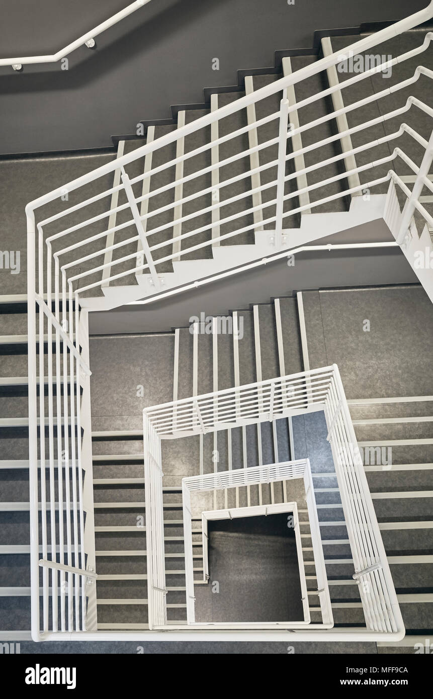 Den Blick auf eine moderne Treppe mit weißen Wand wie in einem Büro, Krankenhaus oder eine Wohnung zu finden. Stockfoto