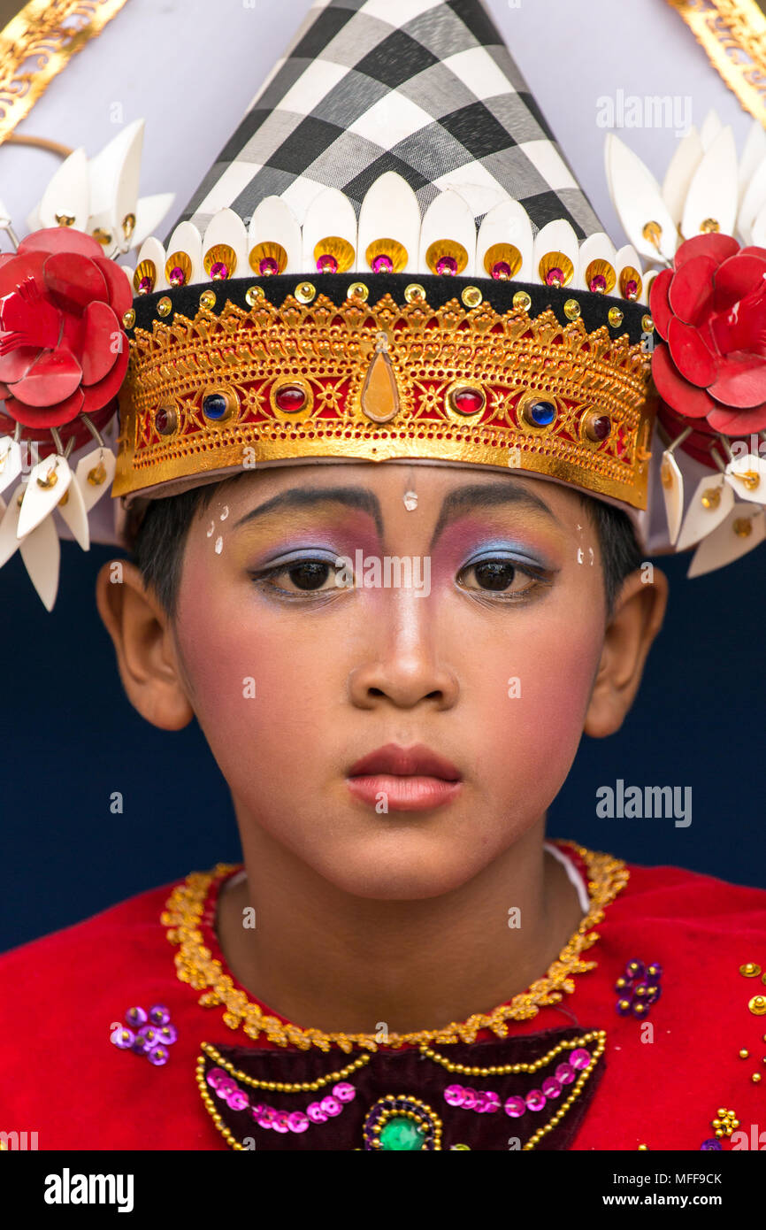 Bali, Indonesien - 17. September 2016: Portrait eines nicht identifizierten balinesischer junge Künstler bereit für Fest Galungan Fest in Ubud, Bali. Stockfoto