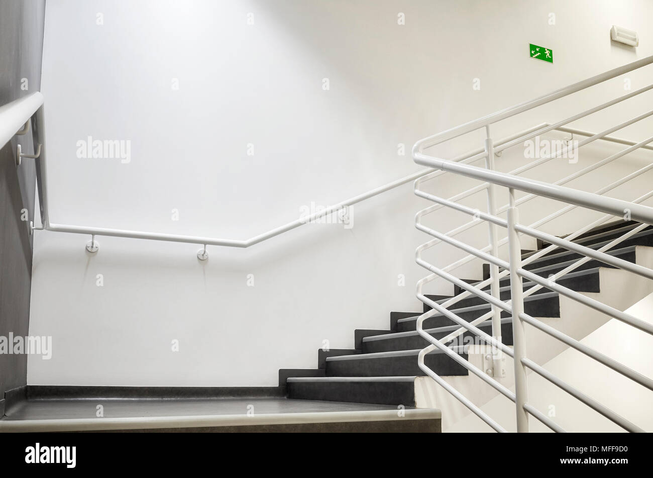 Moderne leere Treppe mit weißen Wand wie in einem Büro, Krankenhaus oder eine Wohnung zu finden. Stockfoto