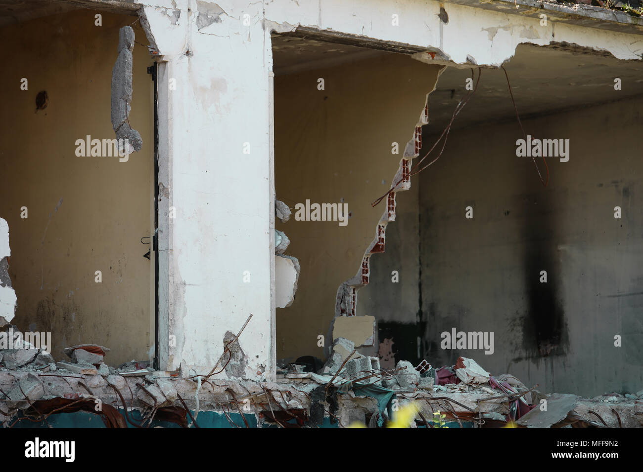 Trümmer des zerstörten Hauses nach dem Zusammenbruch der Wände und die tragenden Wände Stockfoto