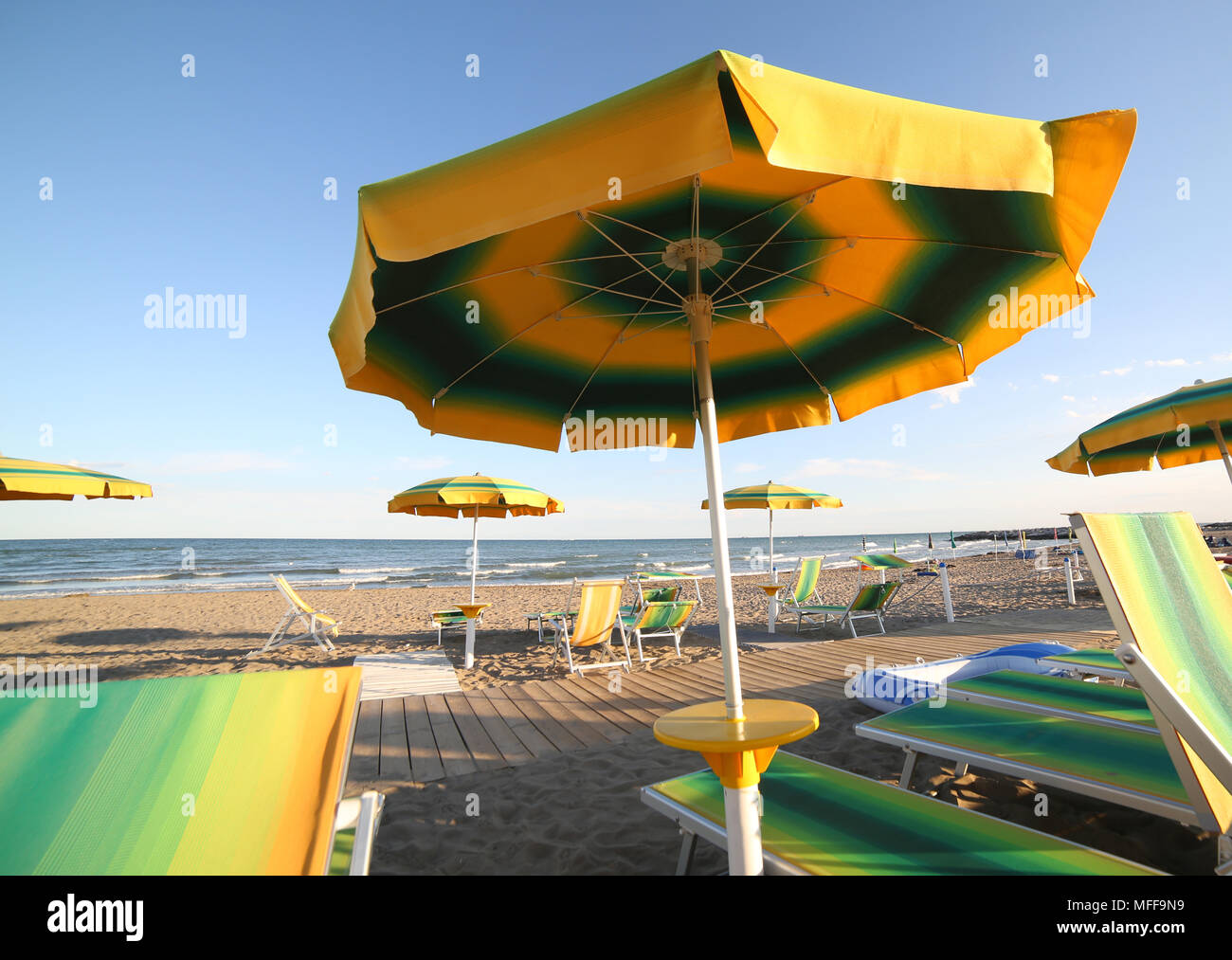 Viele Sonnenschirme am Strand am Meer im Sommer Stockfoto