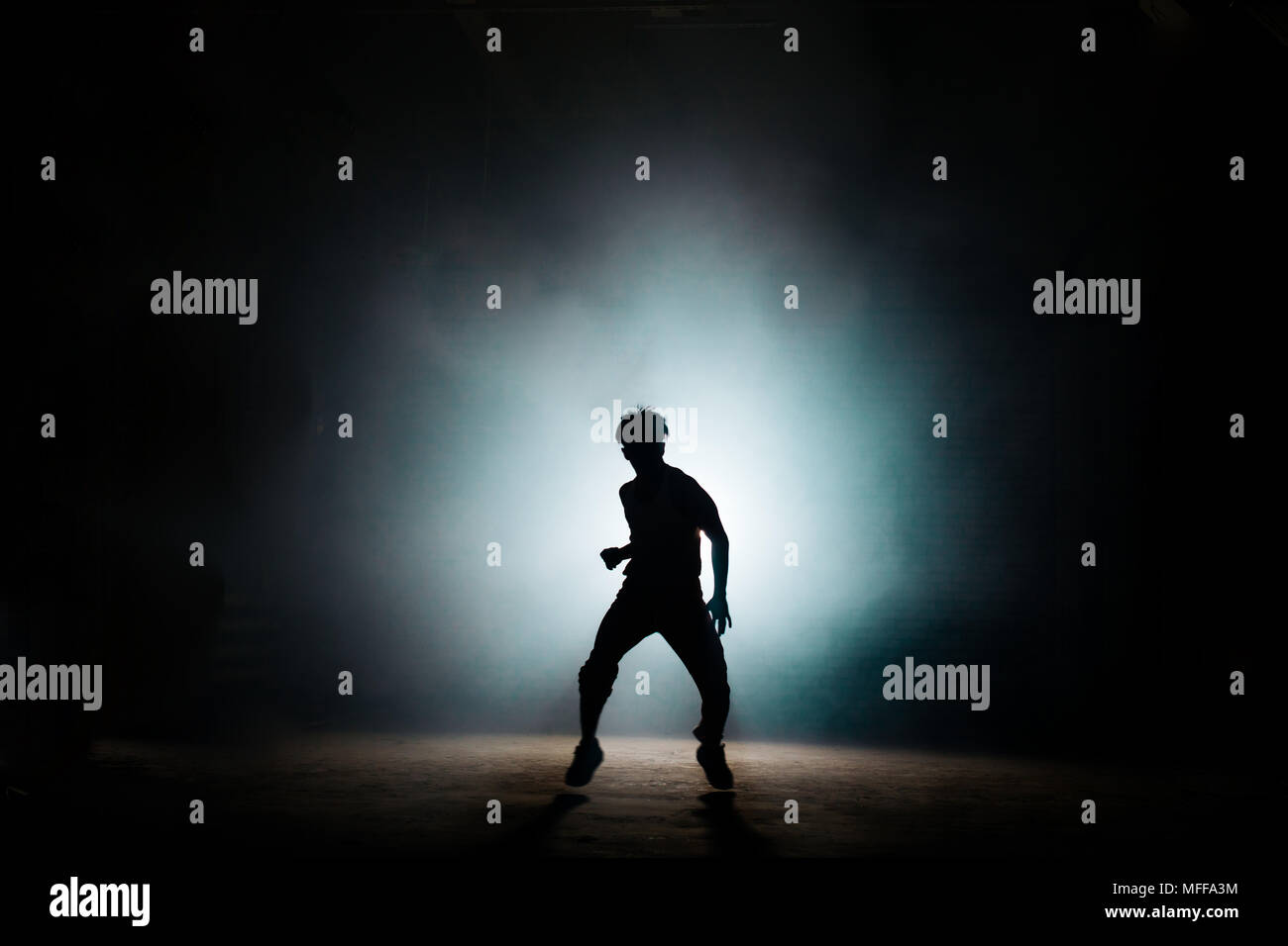 Abbildung der sportlichen Mann, der Kick, bei Nacht kämpfen. bereit sein, sich selbst zu schützen. Tanz Bewegung Stockfoto