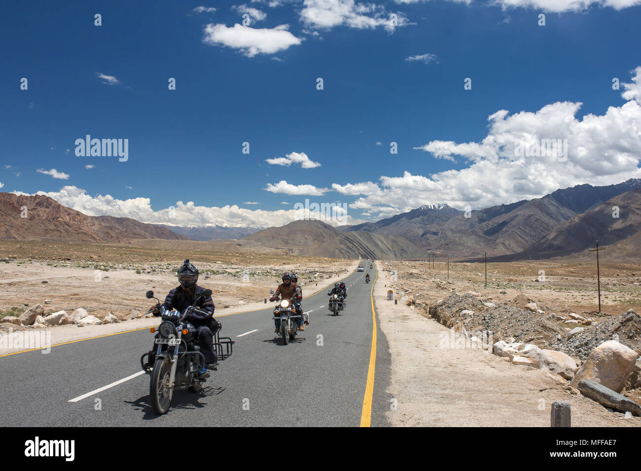 Leh, Indien - 1. Juli 2017: Gruppe von Motorrad Touristen reiten Motorräder auf dem Leh-Manali National Highway in Ladakh, Nordindien Stockfoto