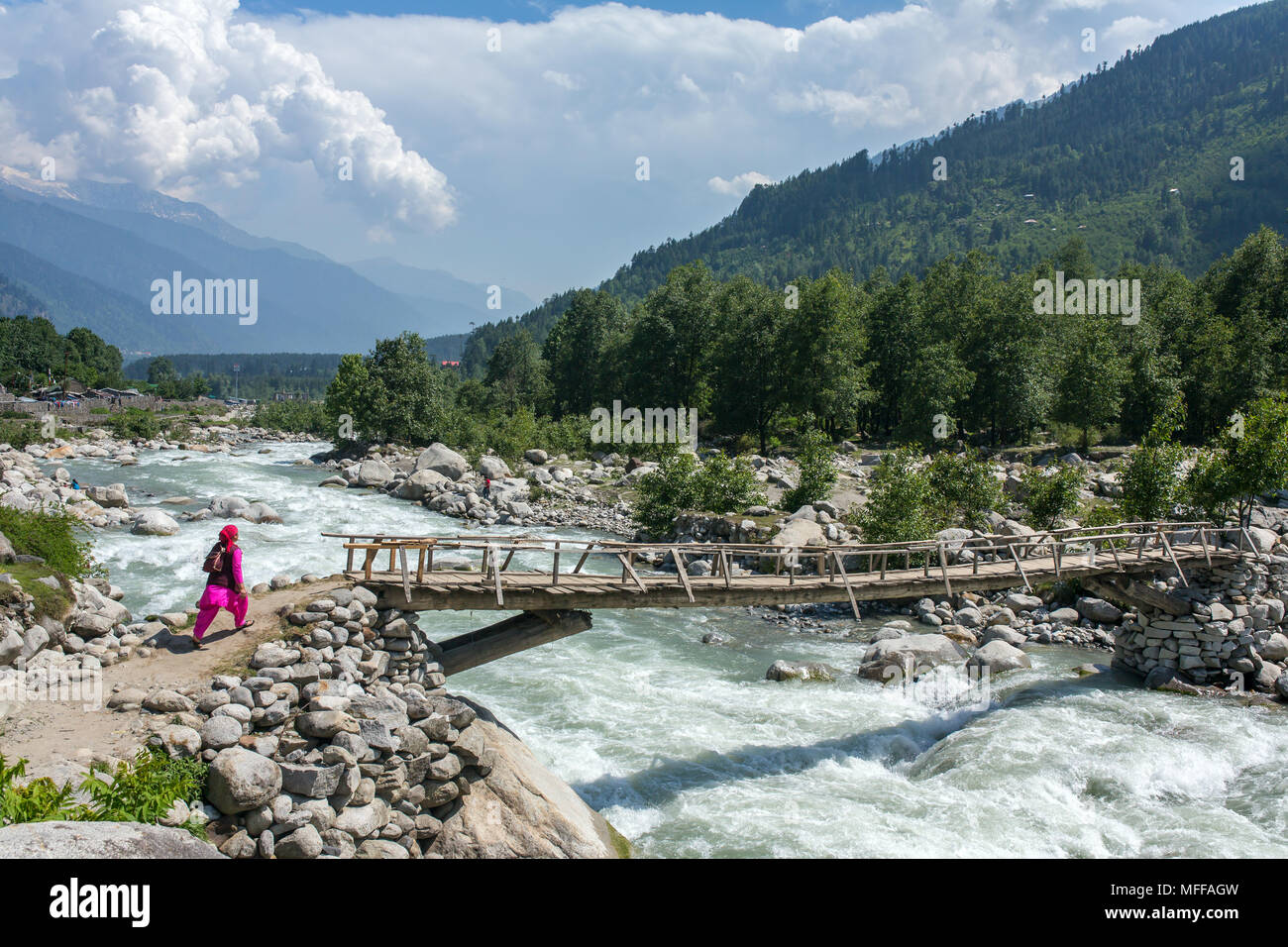 Manali, Indien - 27. Mai 2017: Unbekannter indische Frau Spaziergang auf die hölzerne Brücke in der Nähe von Vashisht Dorf in Kullu Tal, Himachal Pradesh, Indien Stockfoto